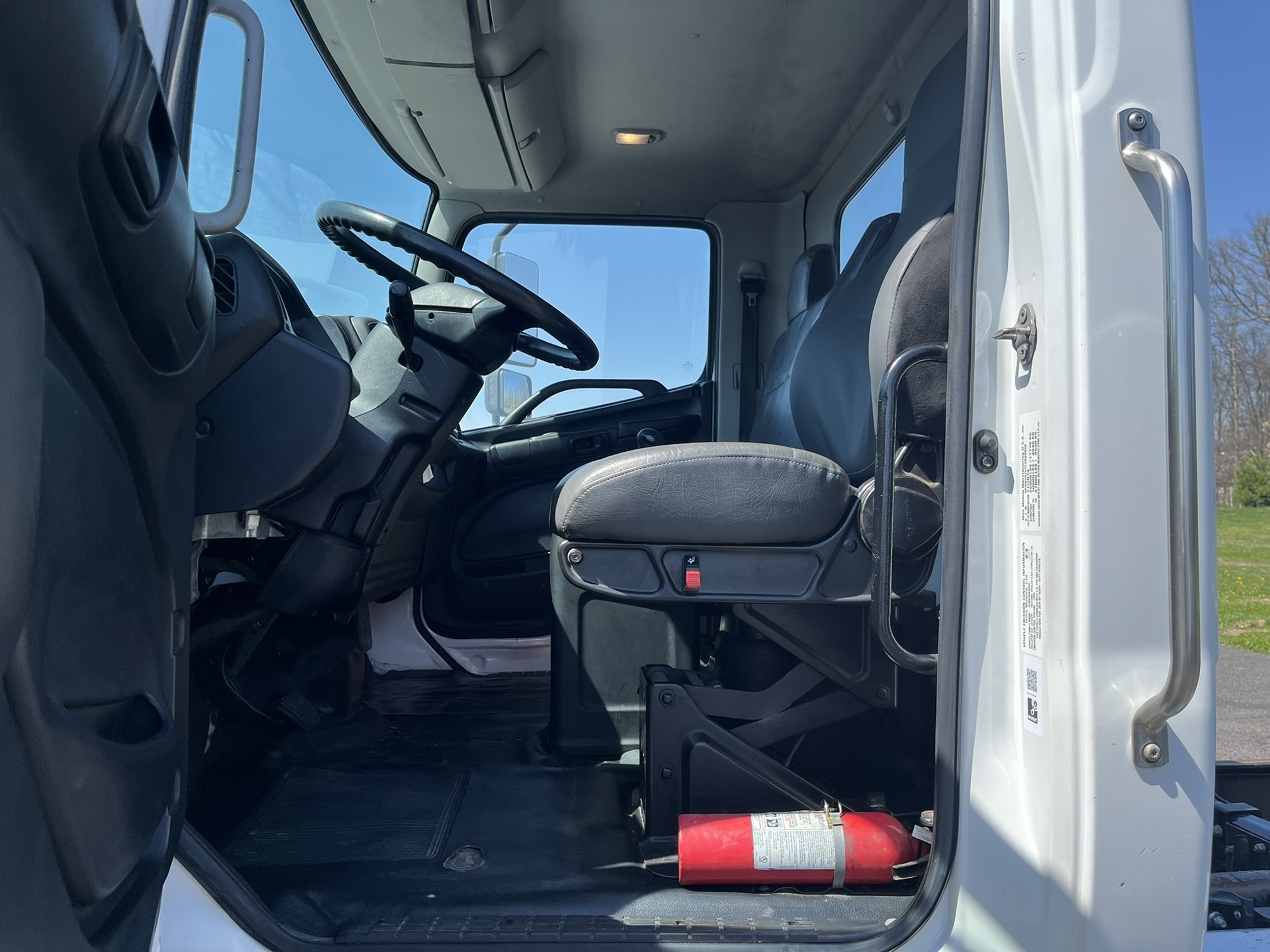 2020 HINO 268A 2020 HINO 268A - image 2 of 6