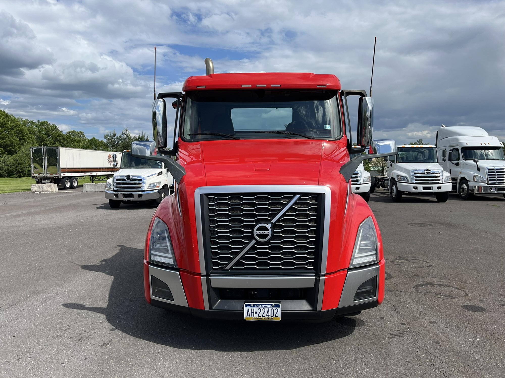 2023 VOLVO VNL64T N 2023 VOLVO VNL64T N - image 2 of 6