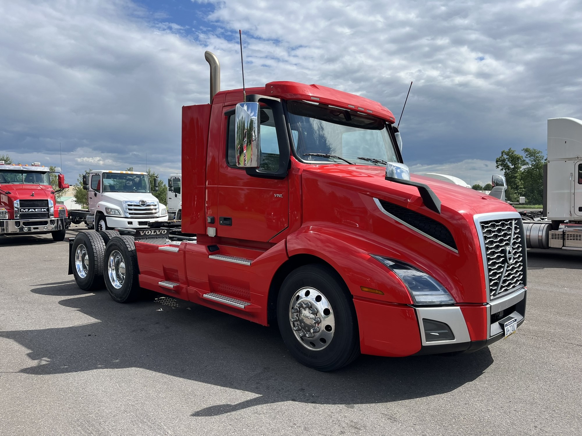 2023 VOLVO VNL64T N 2023 VOLVO VNL64T N - image 3 of 6