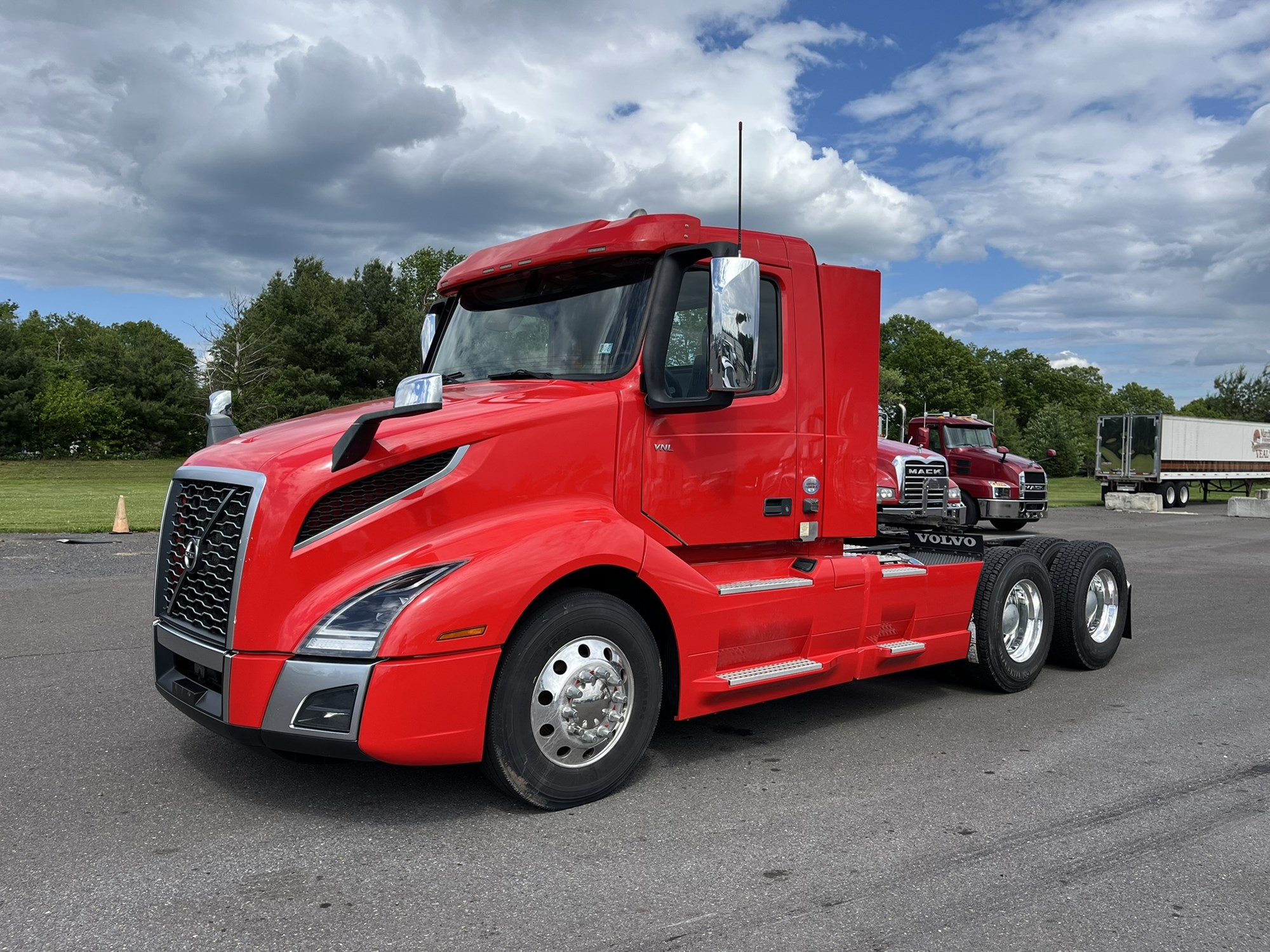 2023 VOLVO VNL64T N 2023 VOLVO VNL64T N - image 1 of 6