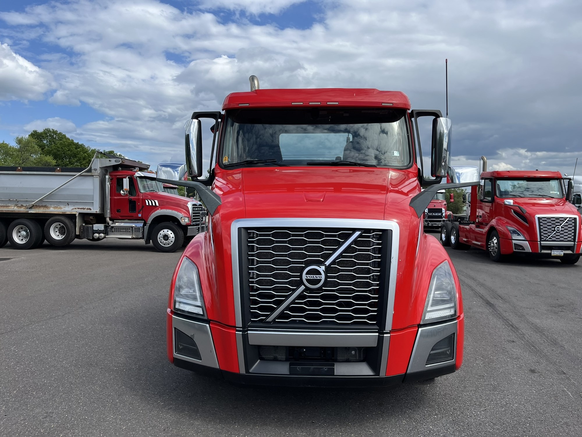 2023 VOLVO VNL64T N 2023 VOLVO VNL64T N - image 2 of 6