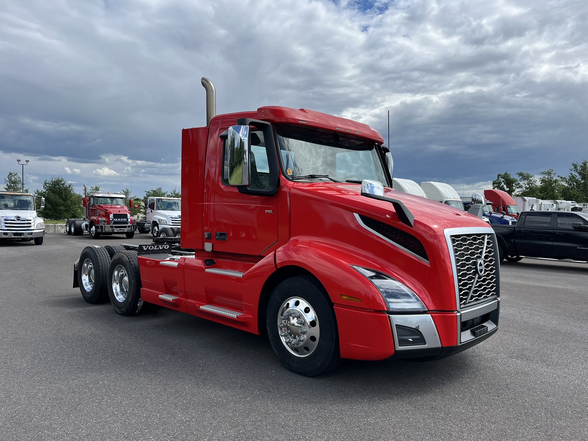 2023 VOLVO VNL64T N 2023 VOLVO VNL64T N - image 3 of 6