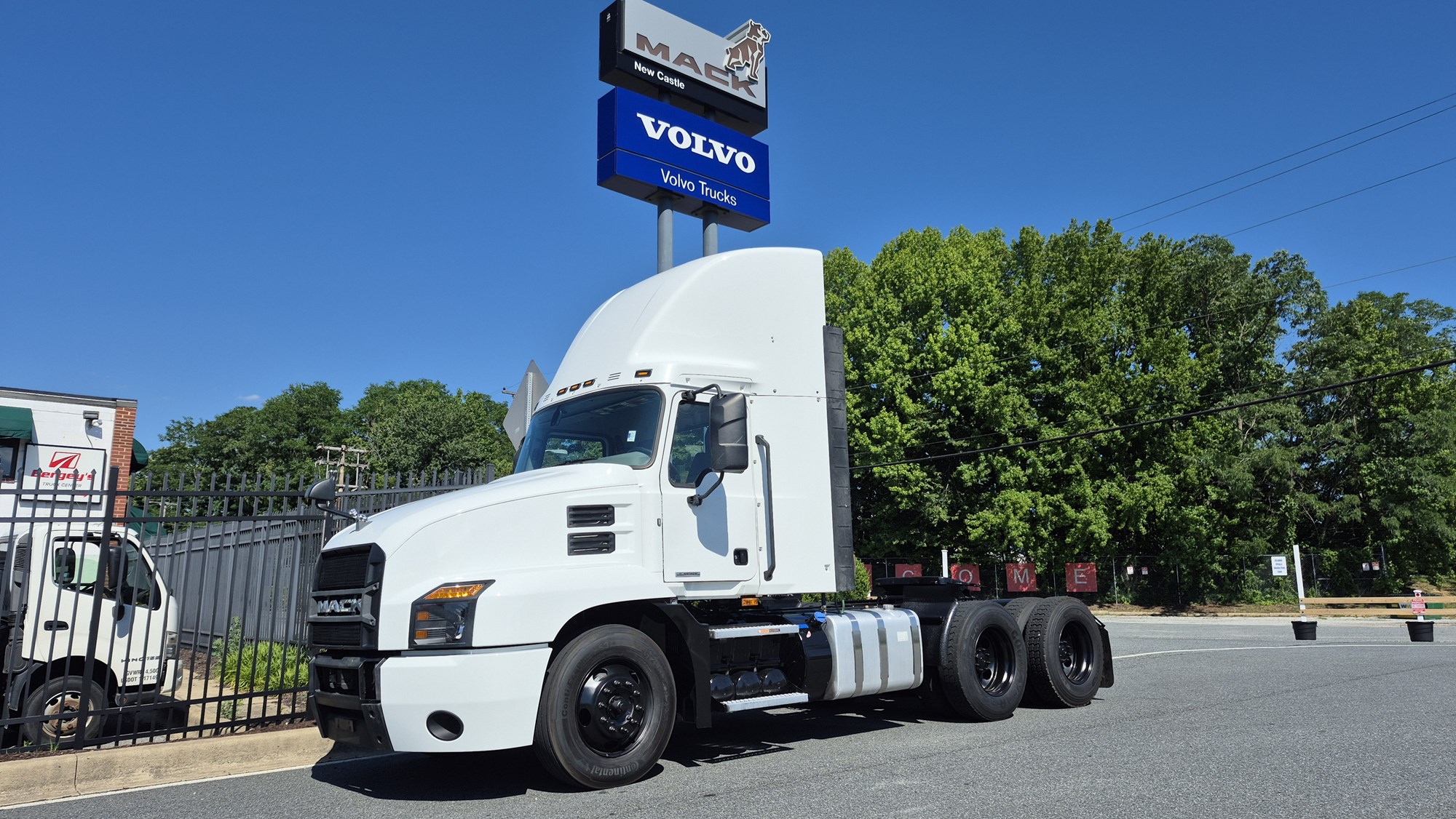 2023 MACK ANTHEM - image 1 of 6