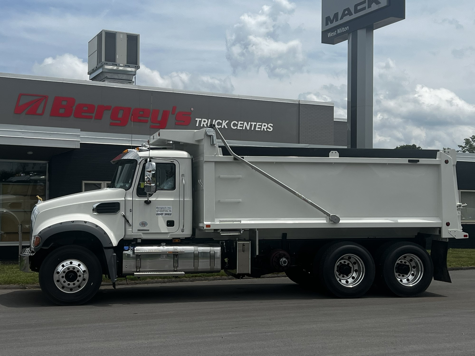 2026 MACK GR64F - image 1 of 5