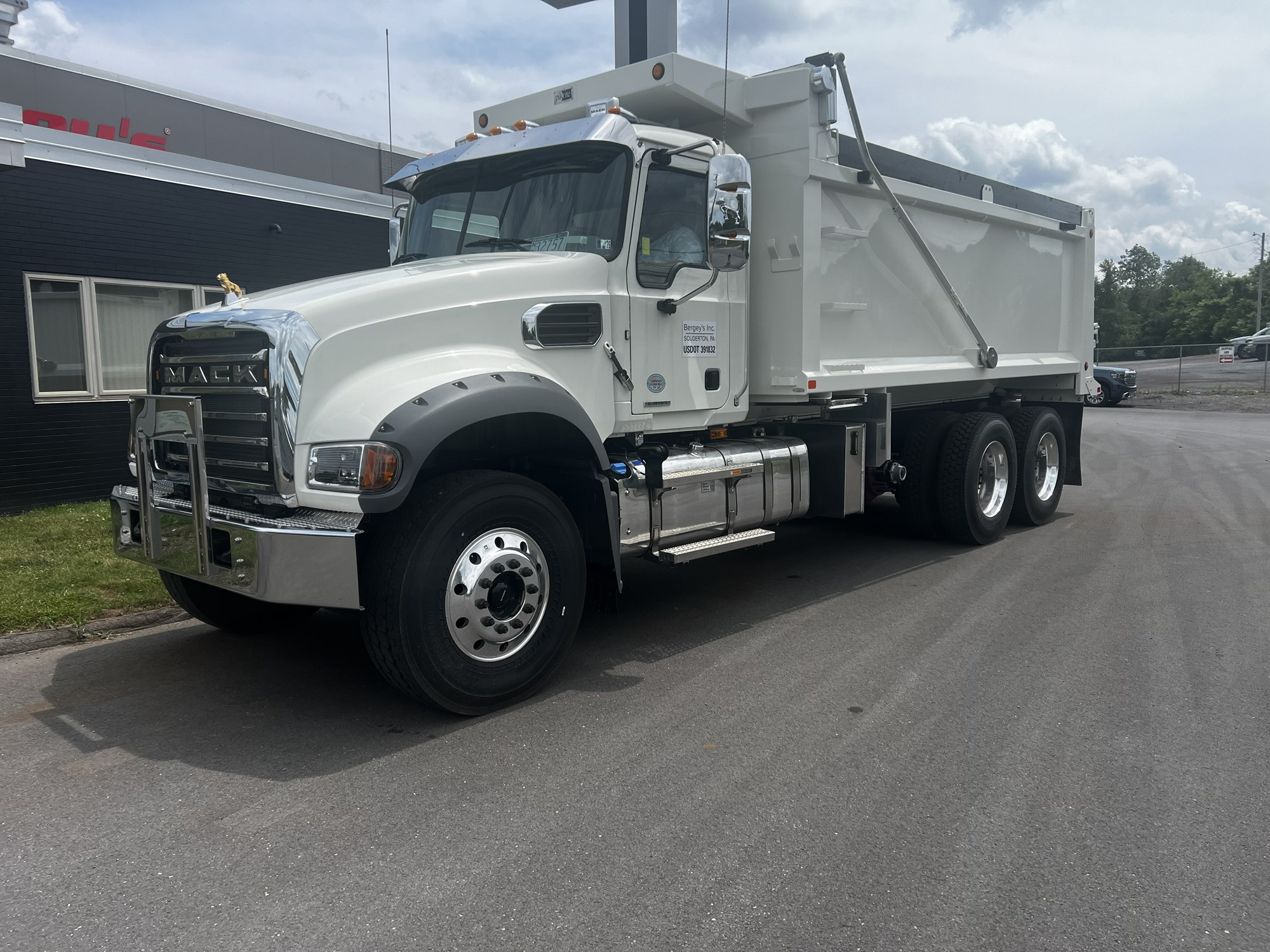 2026 MACK GR64F - image 2 of 5
