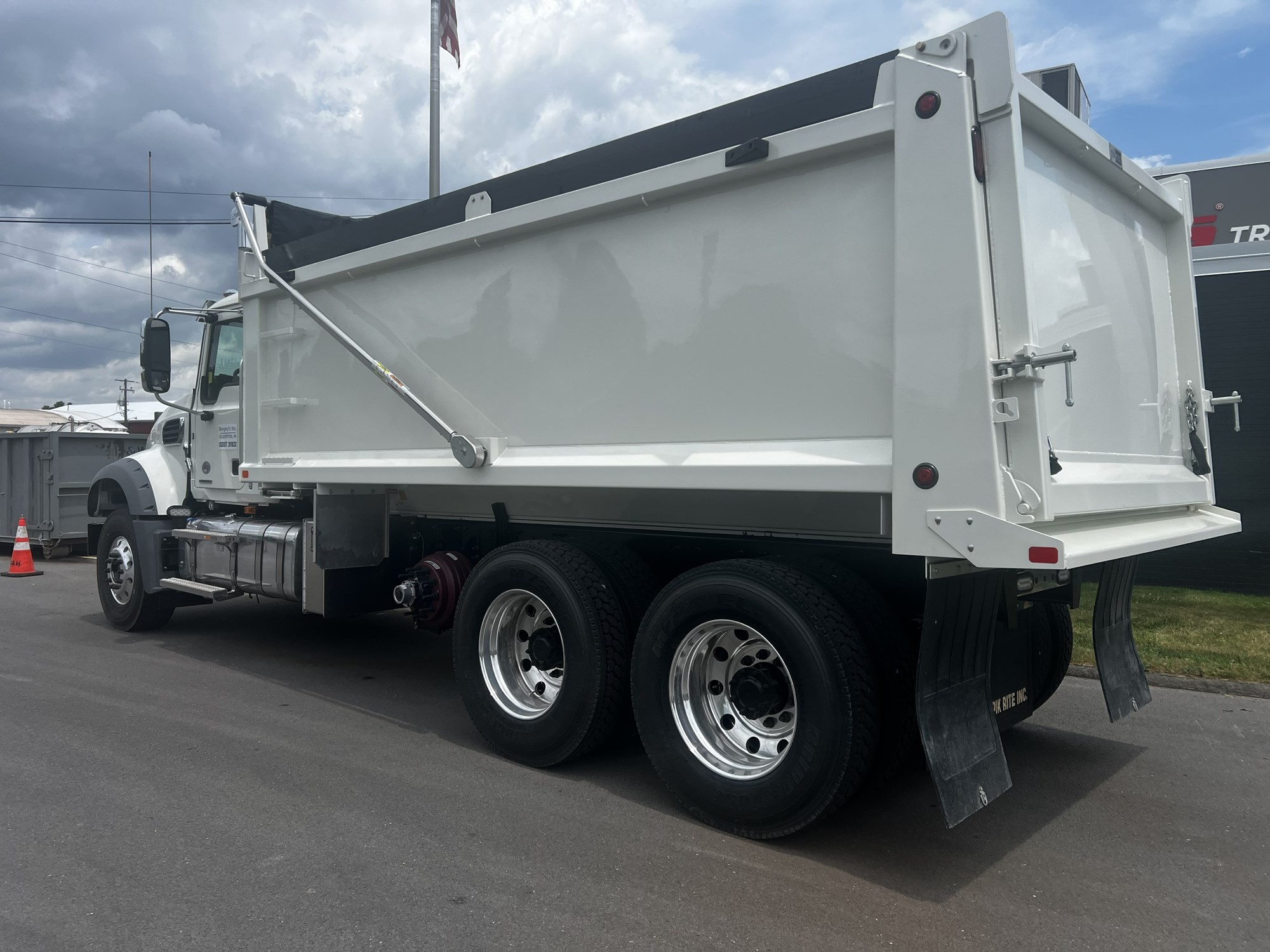 2026 MACK GR64F - image 3 of 5