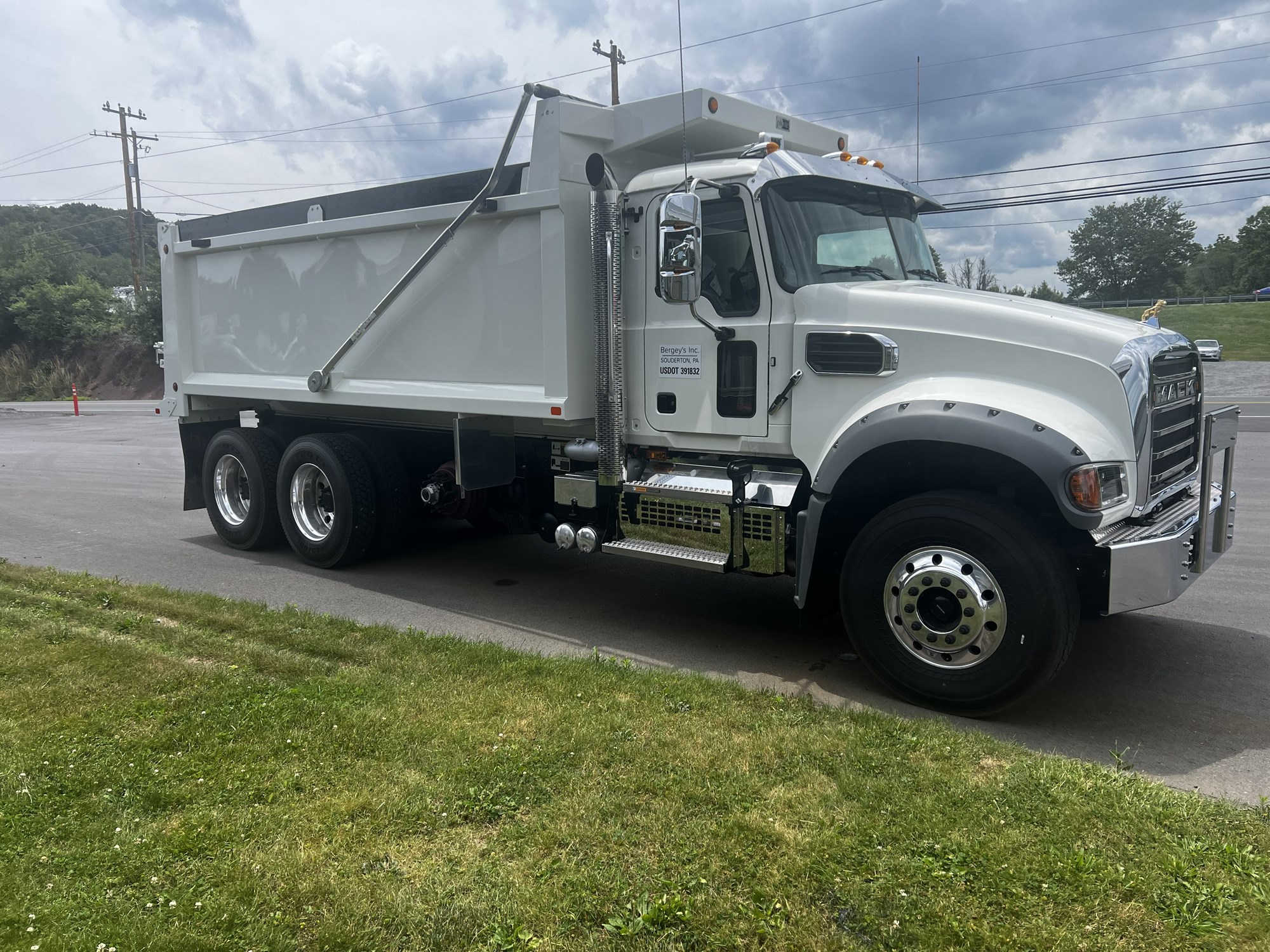 2026 MACK GR64F - image 5 of 5