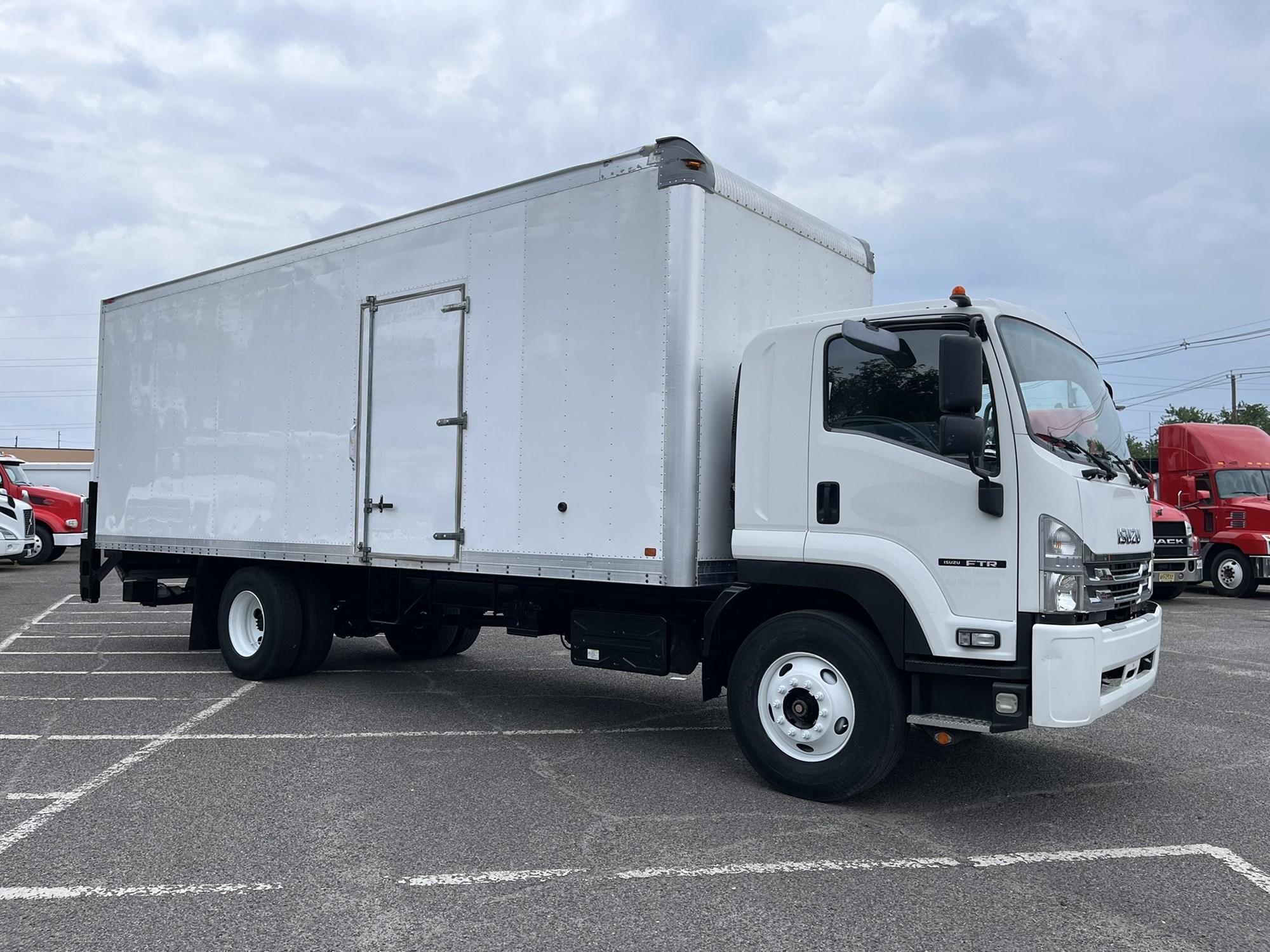 2019 Isuzu FTR 2019 Isuzu FTR - image 3 of 6
