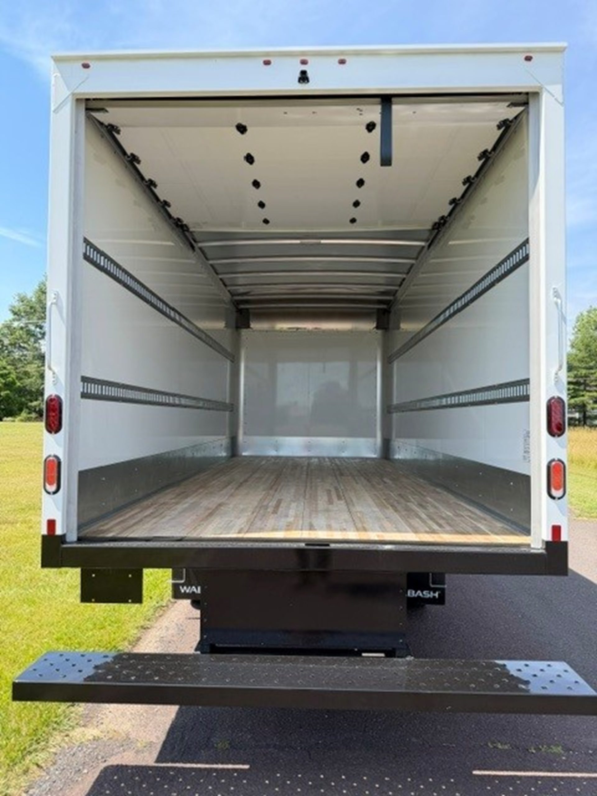 2025 ISUZU NRR GAS - image 3 of 5