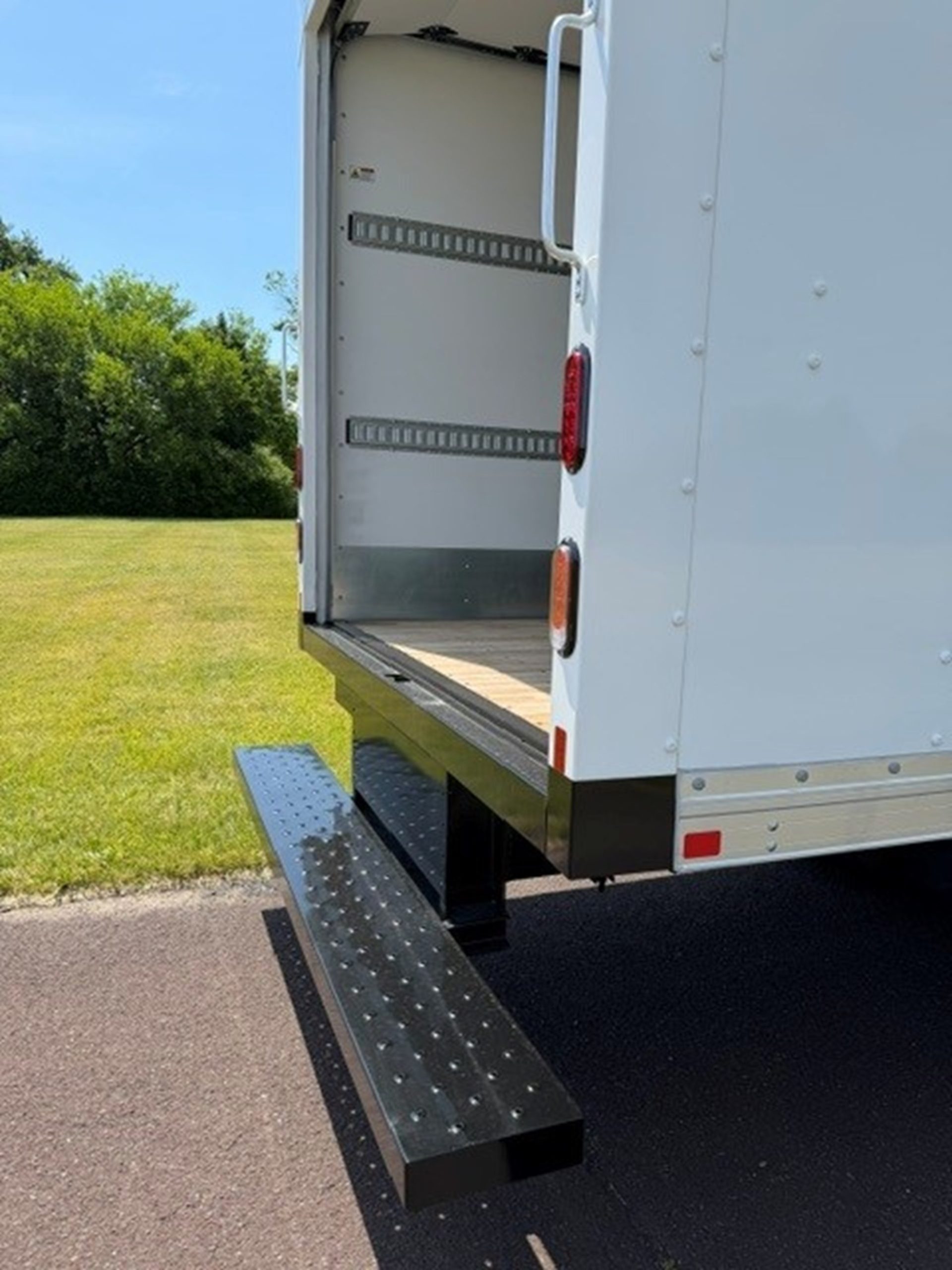 2025 ISUZU NRR GAS - image 4 of 5