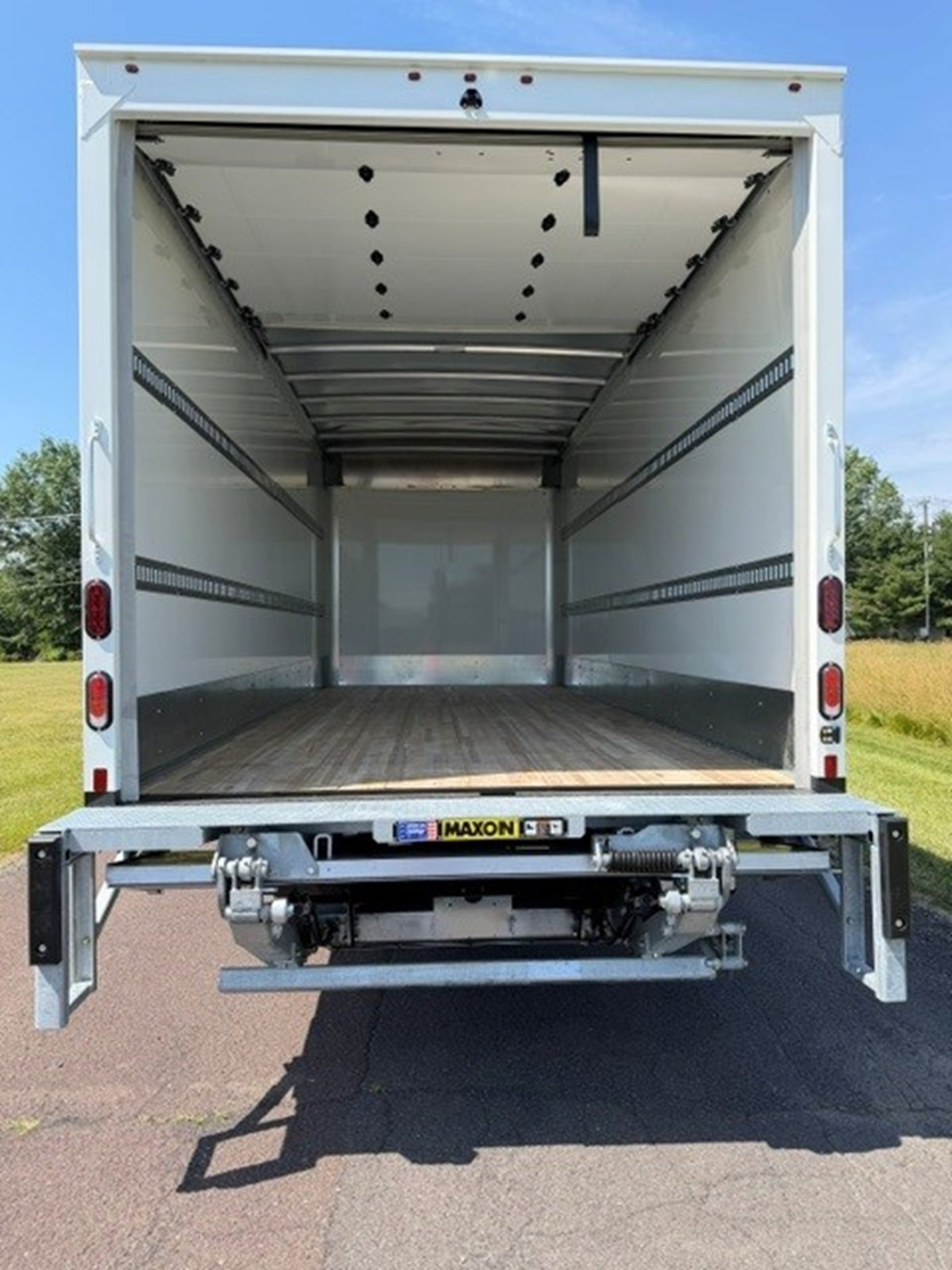 2025 ISUZU NRR GAS - image 4 of 6