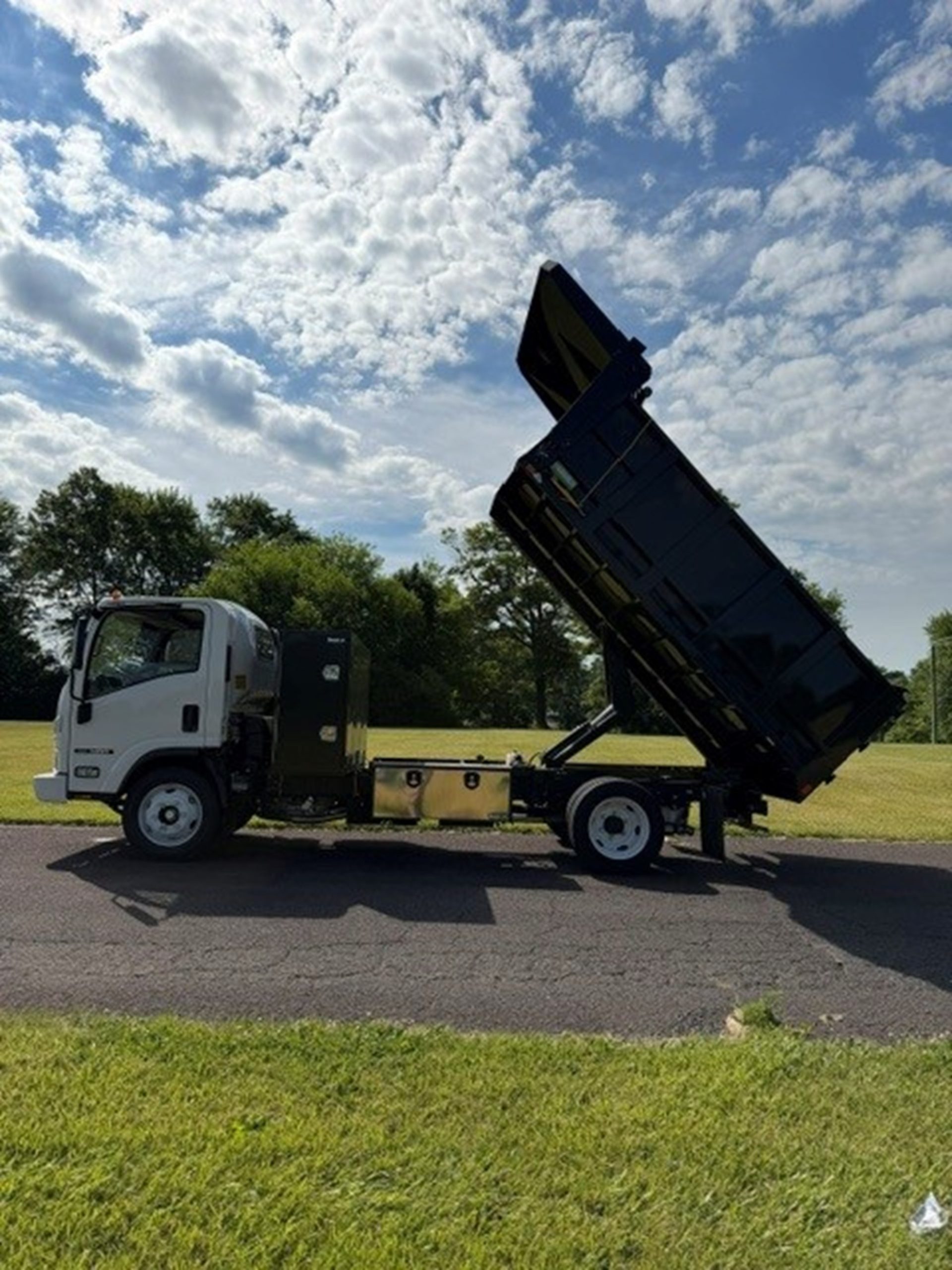 2025 Isuzu NRR GAS - image 1 of 6