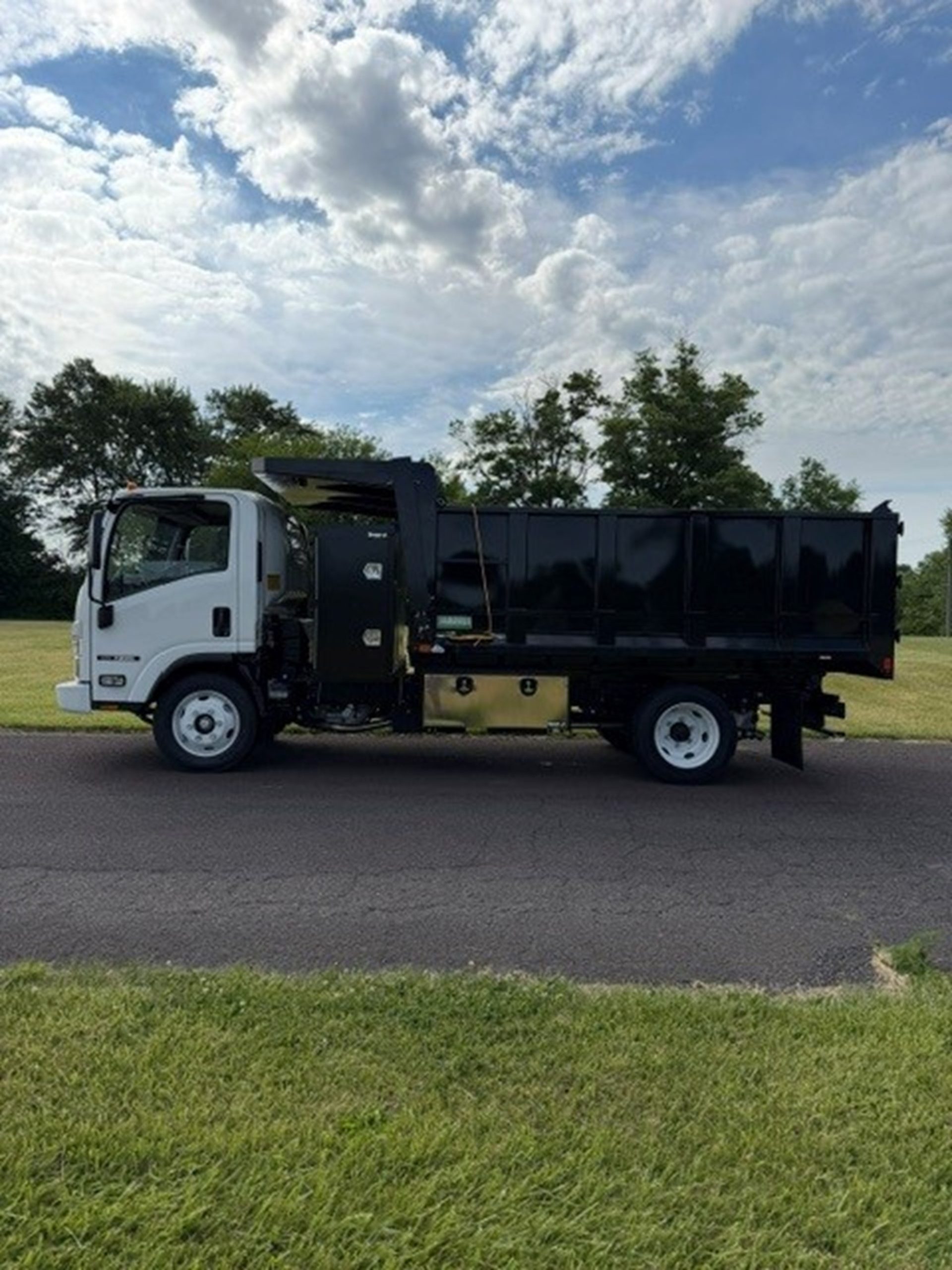 2025 Isuzu NRR GAS - image 2 of 6