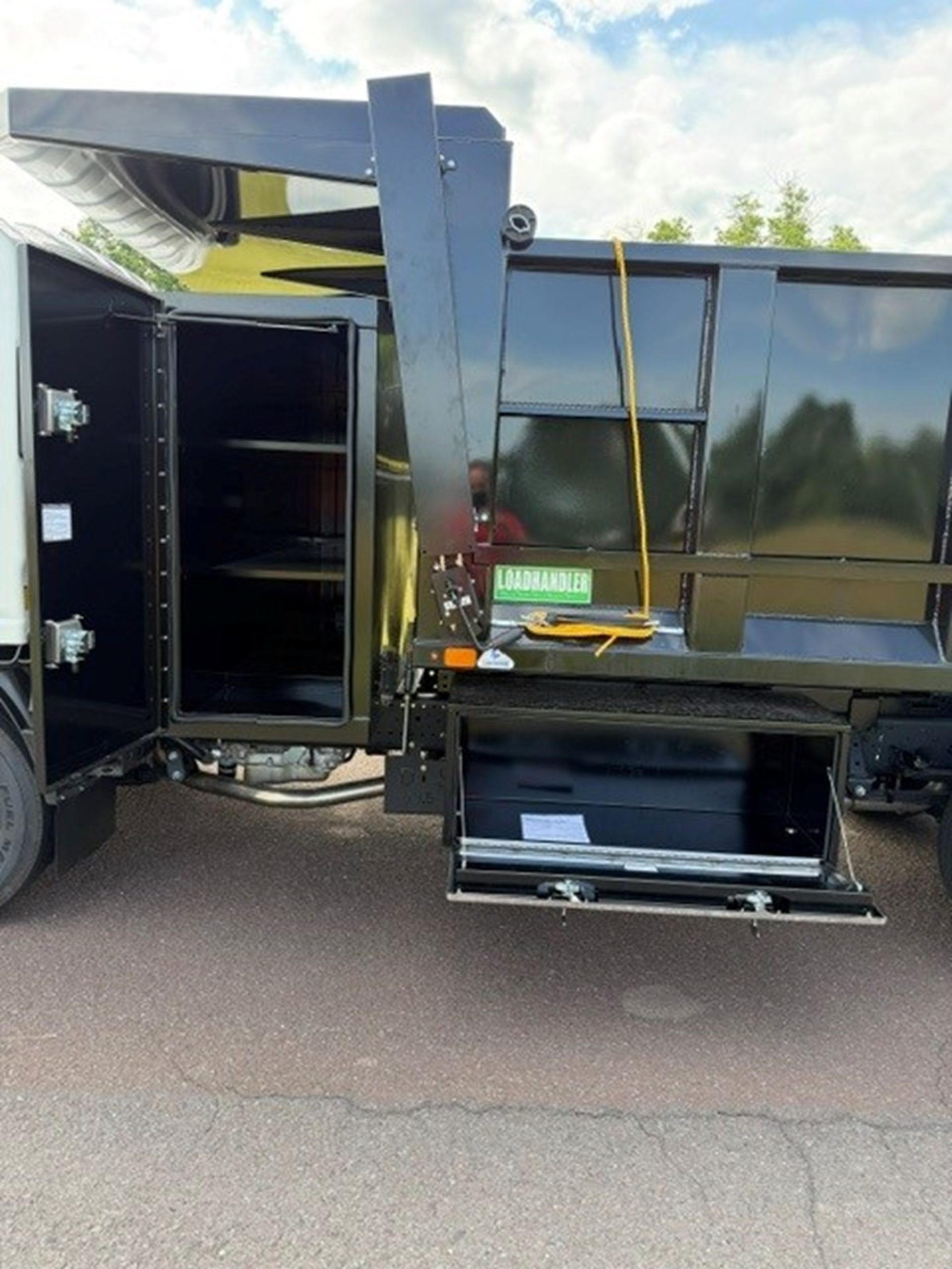 2025 Isuzu NRR GAS - image 3 of 6