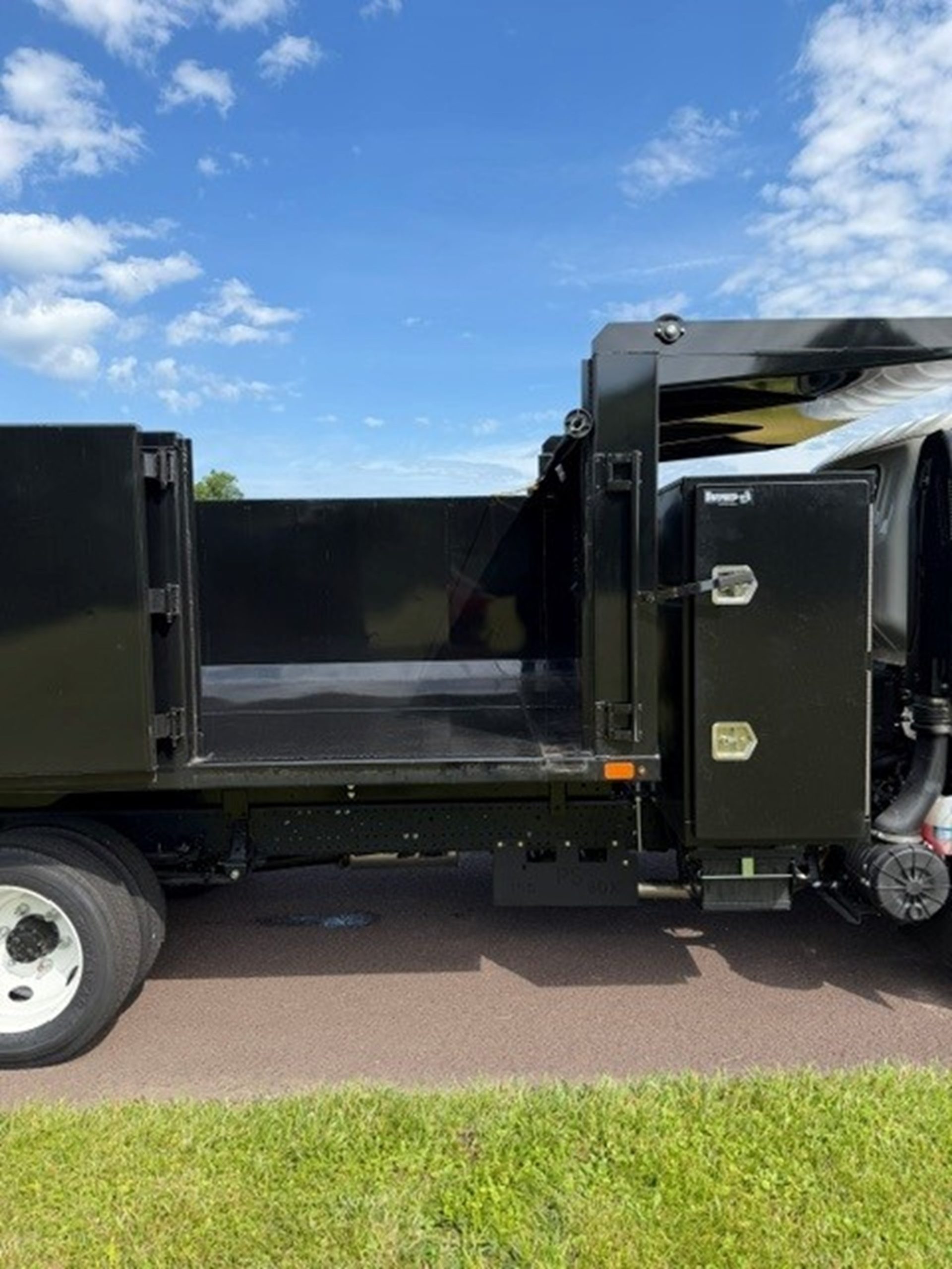 2025 Isuzu NRR GAS - image 6 of 6