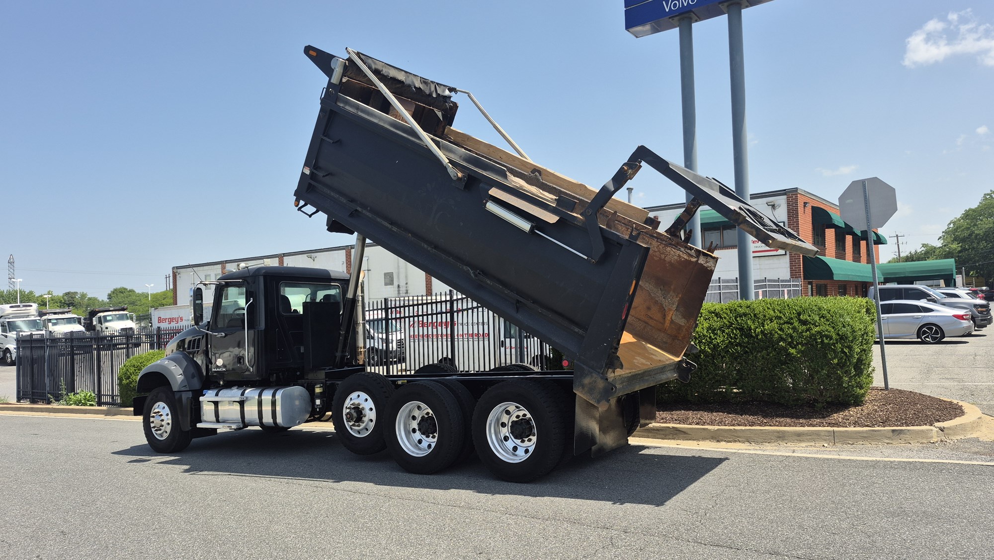 2017 MACK 700 - image 2 of 6