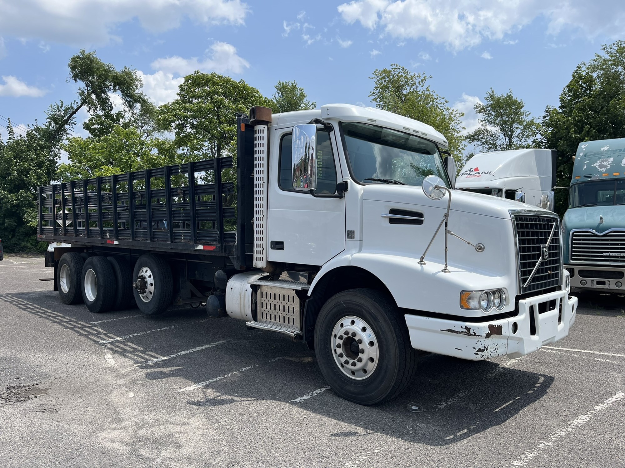 2014 Volvo VHD 300 in Souderton, PA — photo 3
