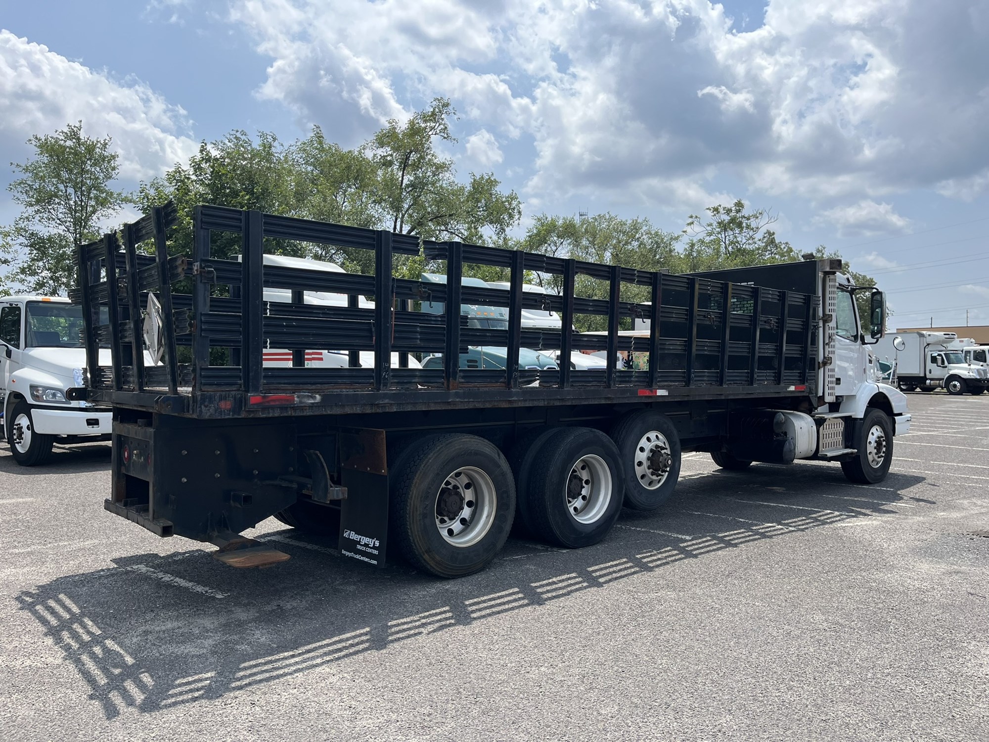 2014 Volvo VHD 300 in Souderton, PA — photo 4