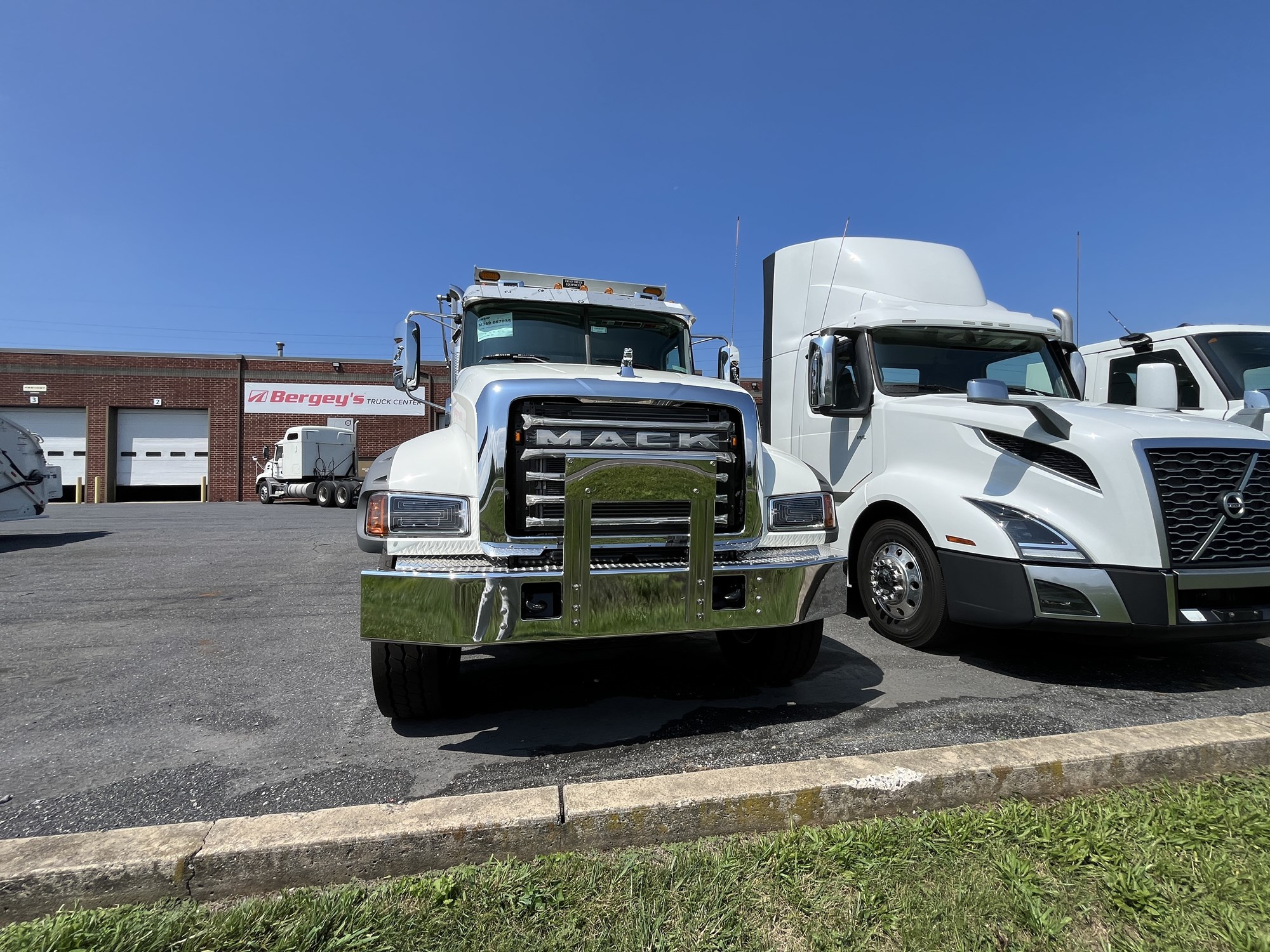 2027 MACK Granite 64FR 2027 MACK Granite 64FR - image 2 of 6