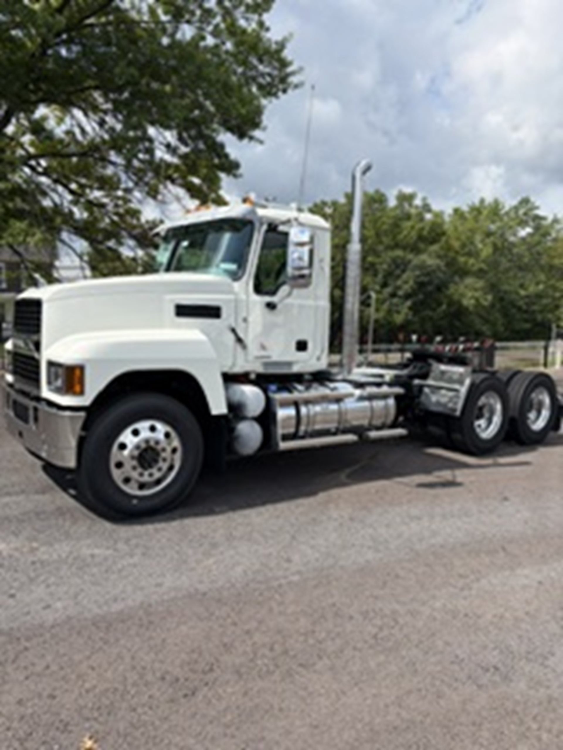 2027 MACK Pinnacle 64T DC 2027 MACK Pinnacle 64T DC - image 3 of 6