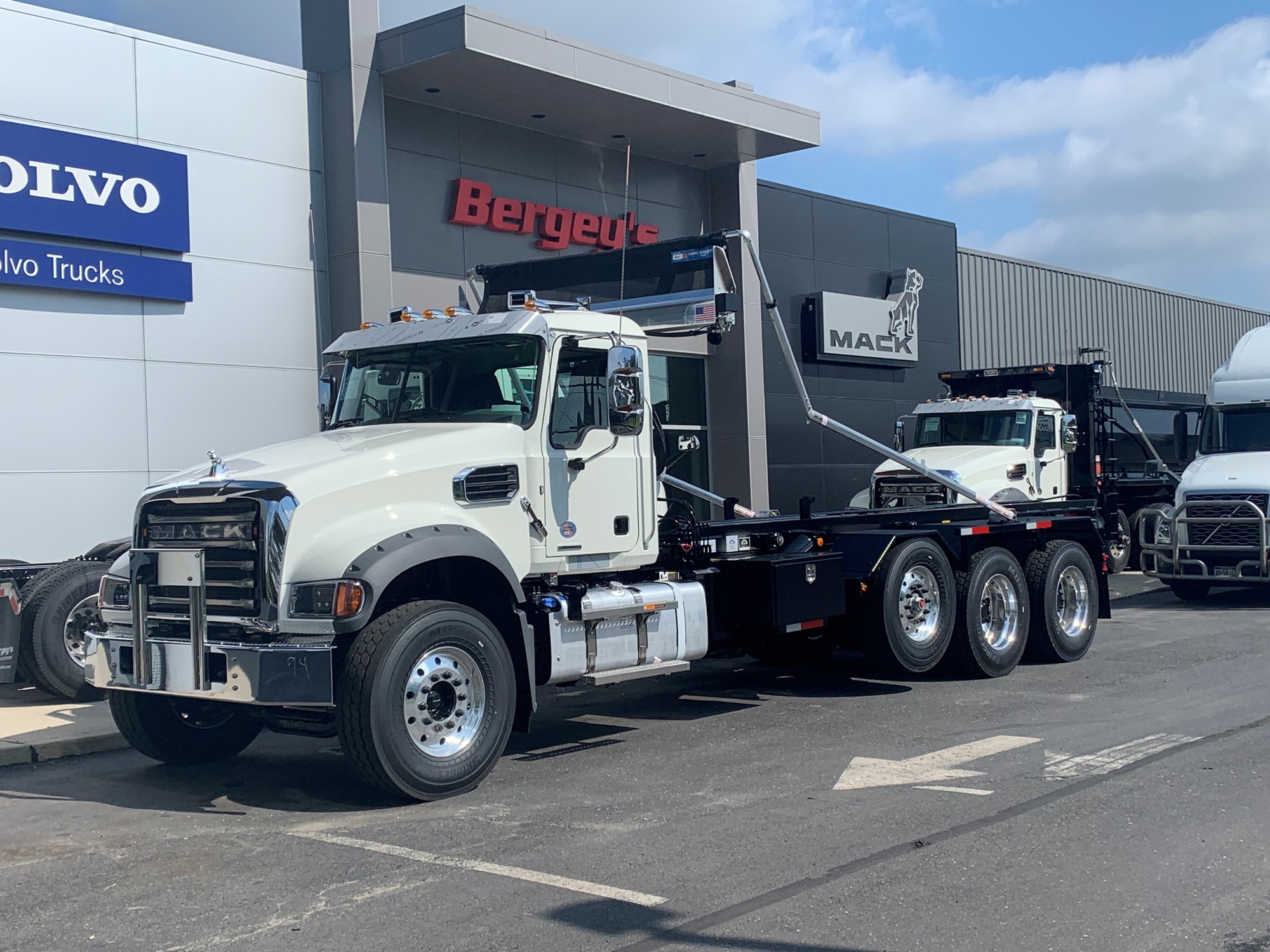 2027 MACK GR84F - image 1 of 2