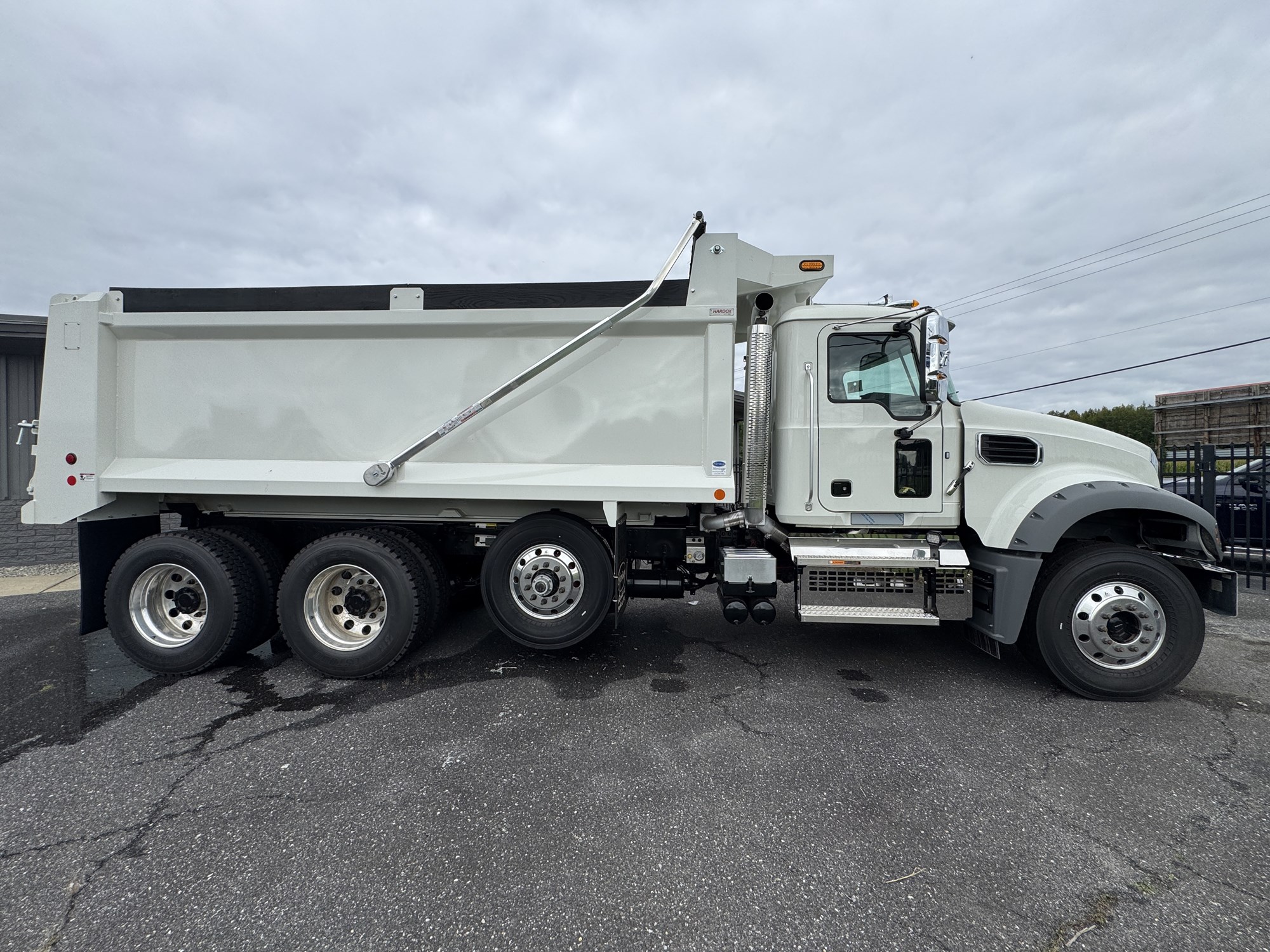 2027 MACK Granite 64FR 2027 MACK Granite 64FR - image 3 of 5