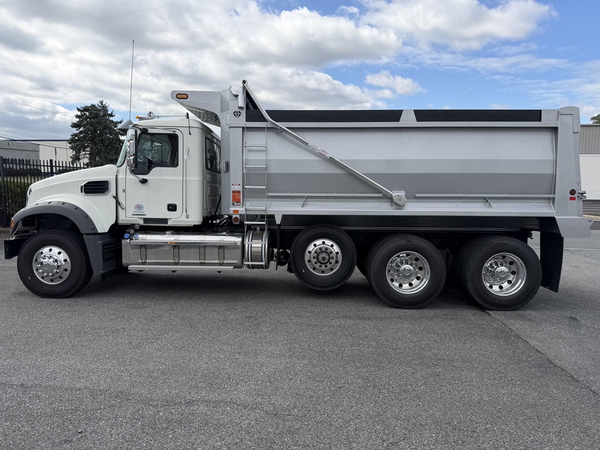 2027 MACK Granite 64FR 2027 MACK Granite 64FR - image 5 of 6