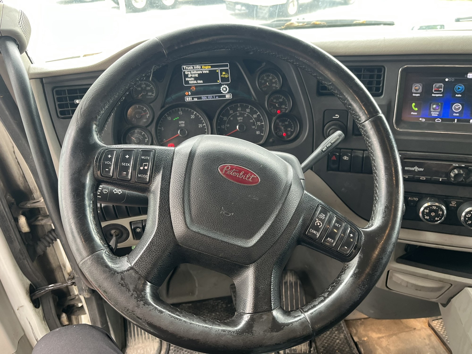 2018 Peterbilt 579 2018 Peterbilt 579 - image 3 of 6