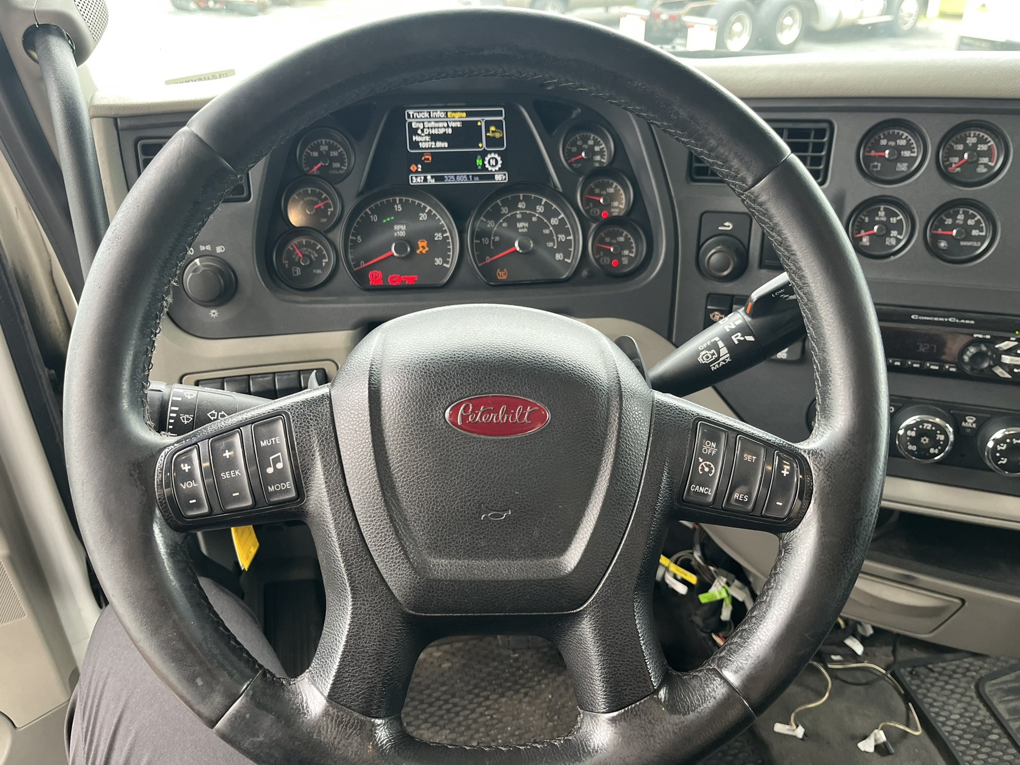 2019 Peterbilt 579 2019 Peterbilt 579 - image 3 of 6