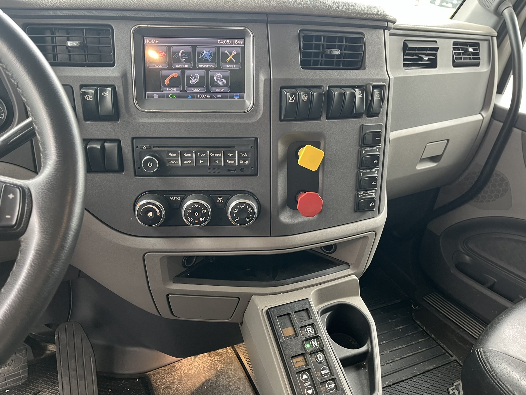 2015 Peterbilt 579 2015 Peterbilt 579 - image 4 of 6