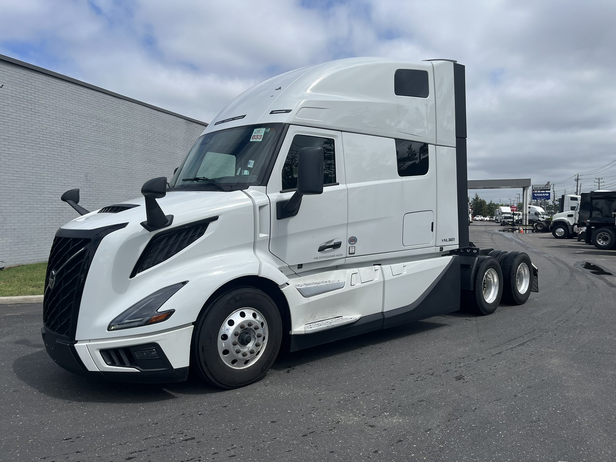 2025 VOLVO VNL 860 2025 VOLVO VNL 860 - image 1 of 6