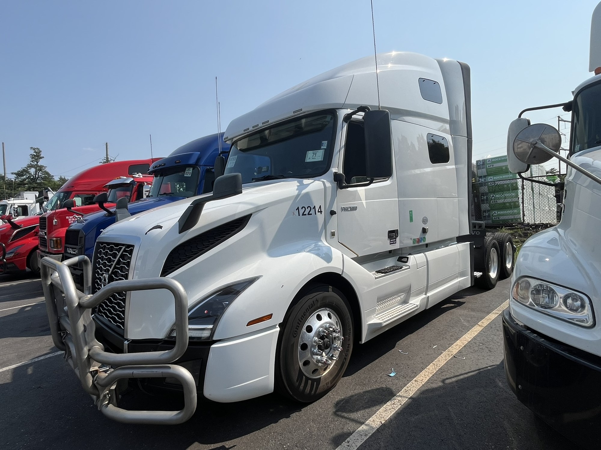 2022 VOLVO VNL 760 2022 VOLVO VNL 760 - image 1 of 3