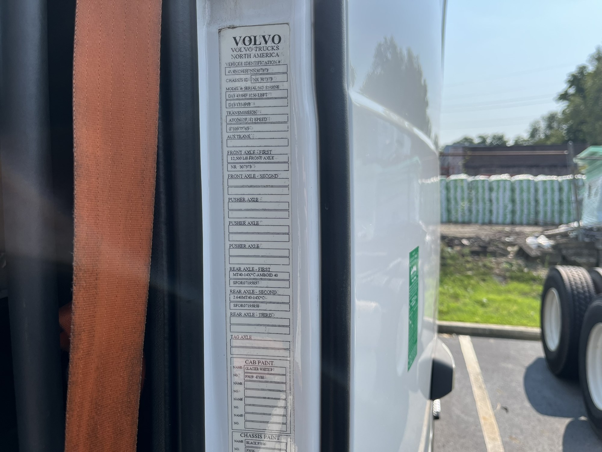 2022 VOLVO VNL 760 2022 VOLVO VNL 760 - image 2 of 3