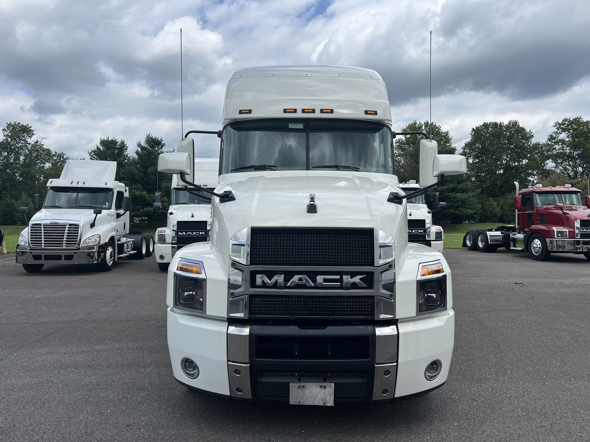 2019 MACK AN64T 2019 MACK AN64T - image 2 of 6