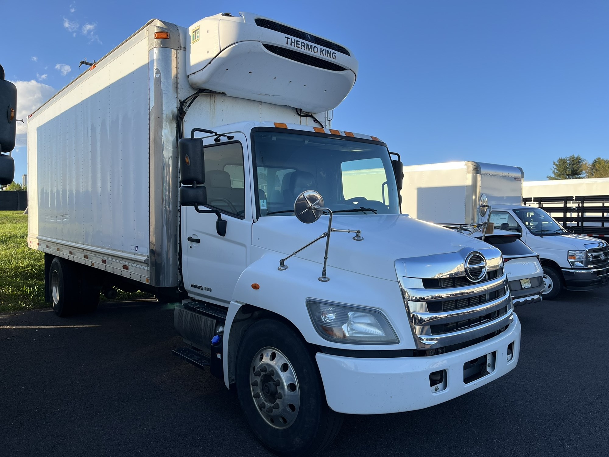 2018 HINO 268A - image 3 of 6