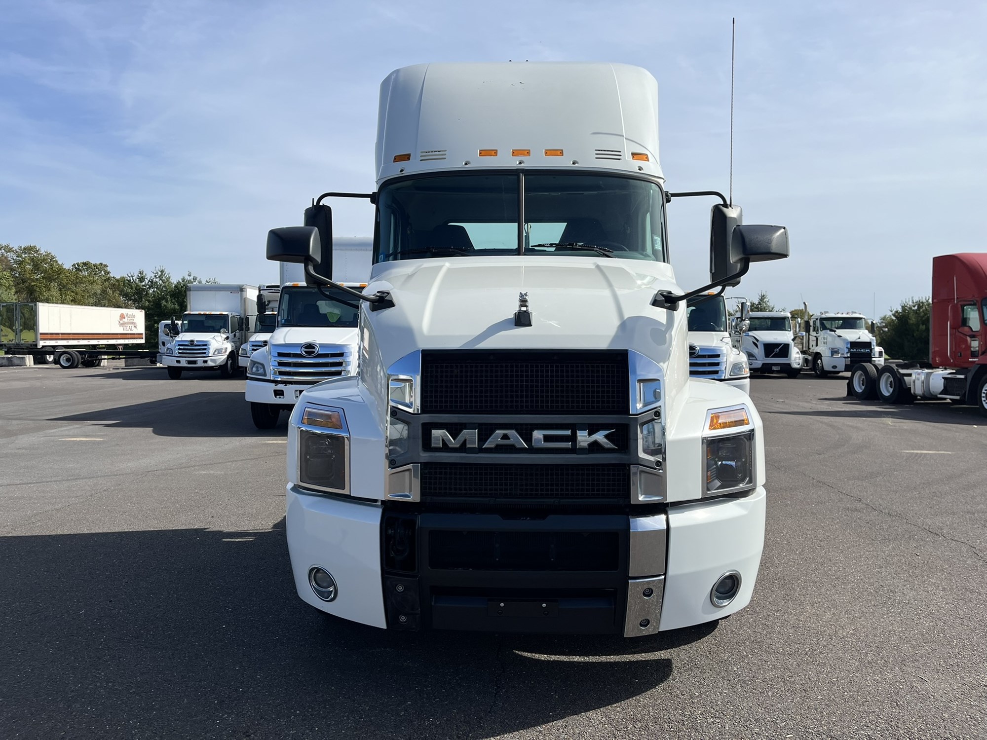 2019 MACK ANTHEM DAY CAB - image 2 of 6