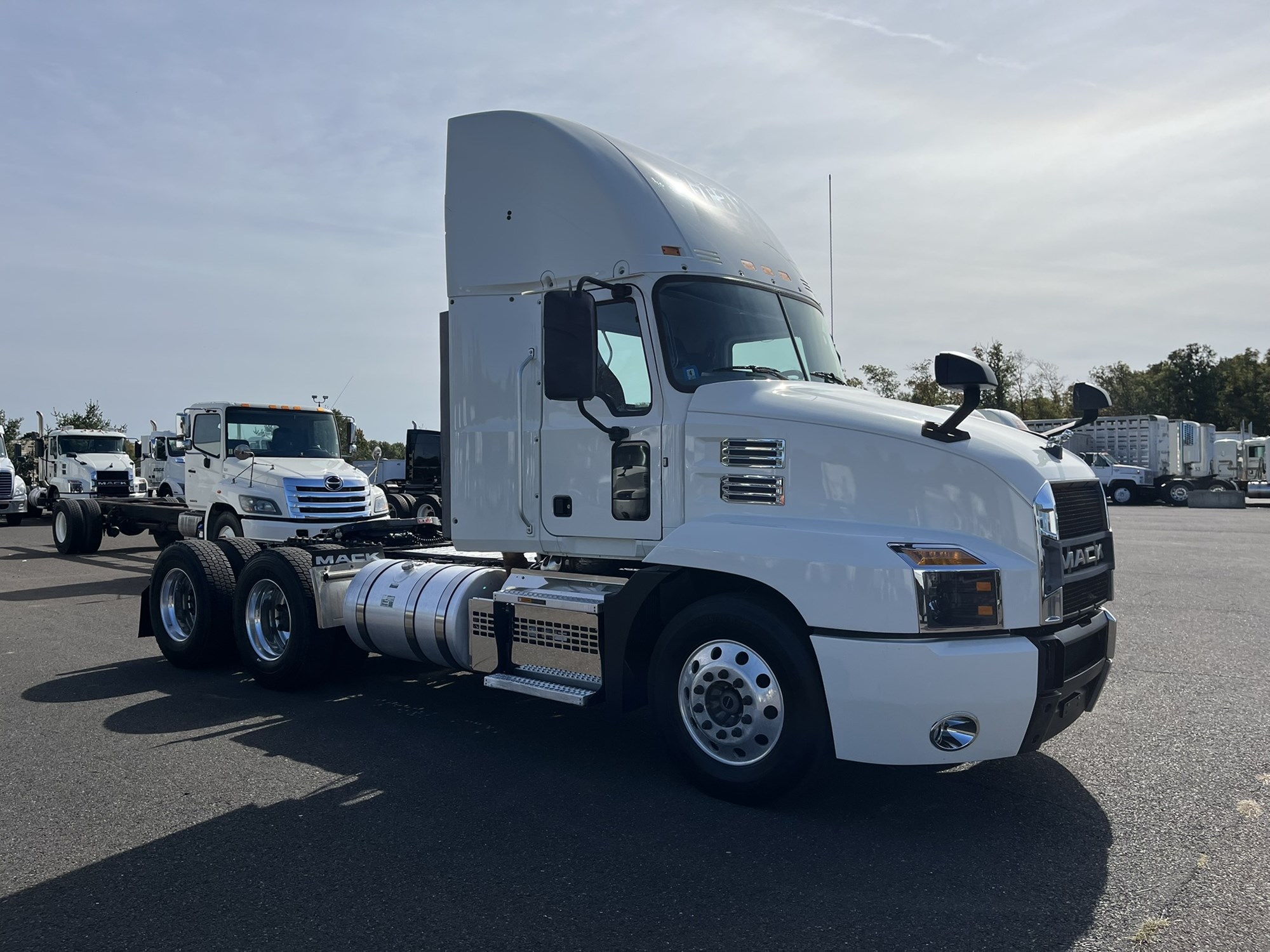 2019 MACK ANTHEM DAY CAB - image 3 of 6