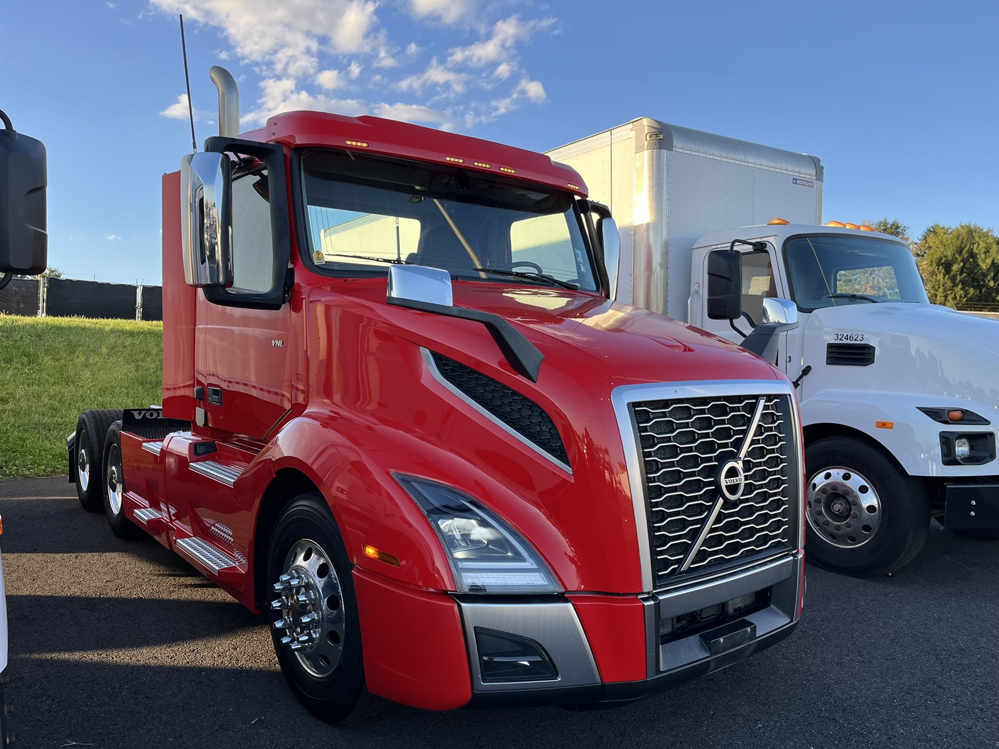 2023 VOLVO VNL64T N - image 3 of 6