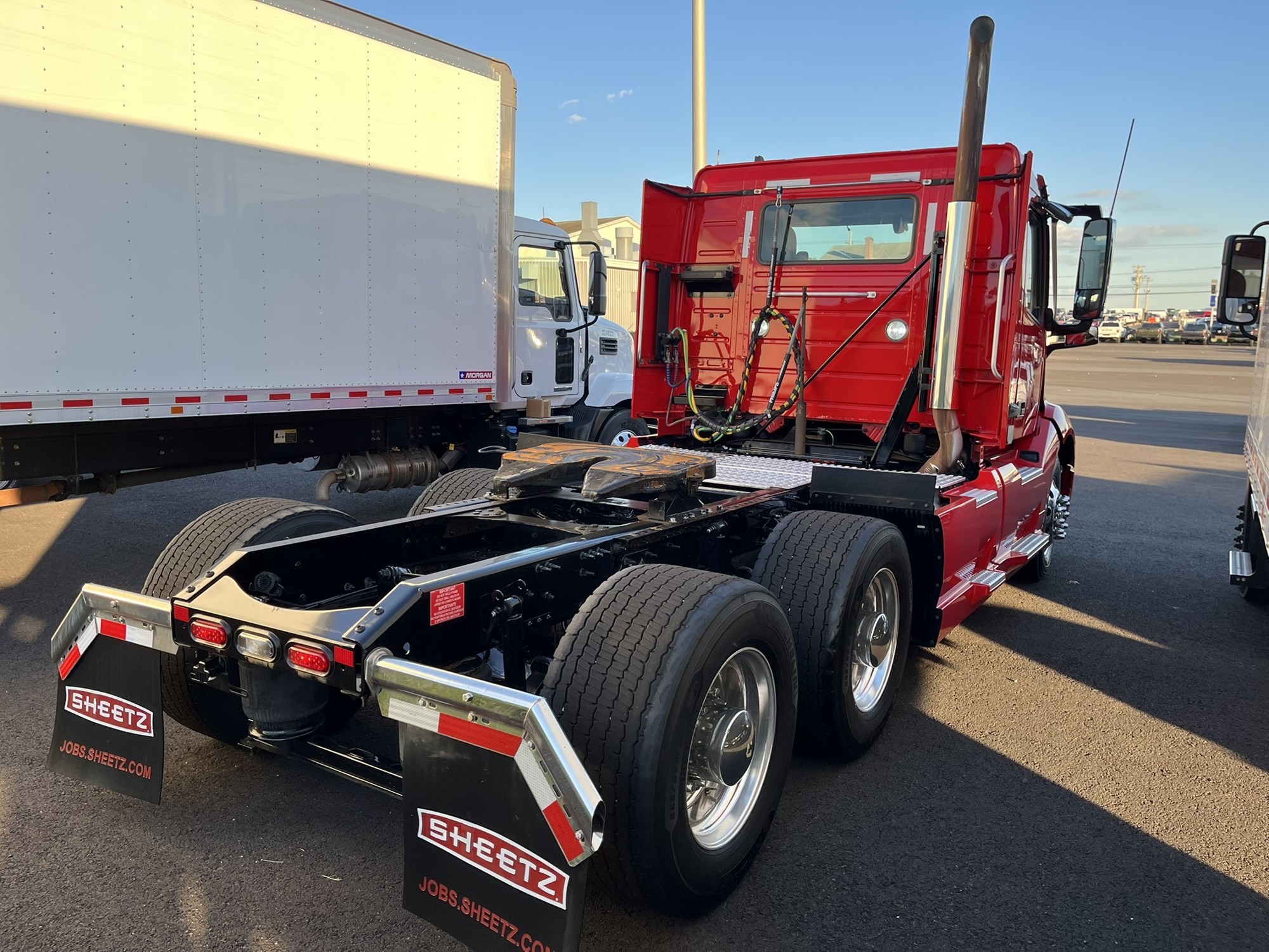 2023 VOLVO VNL64T N - image 4 of 6