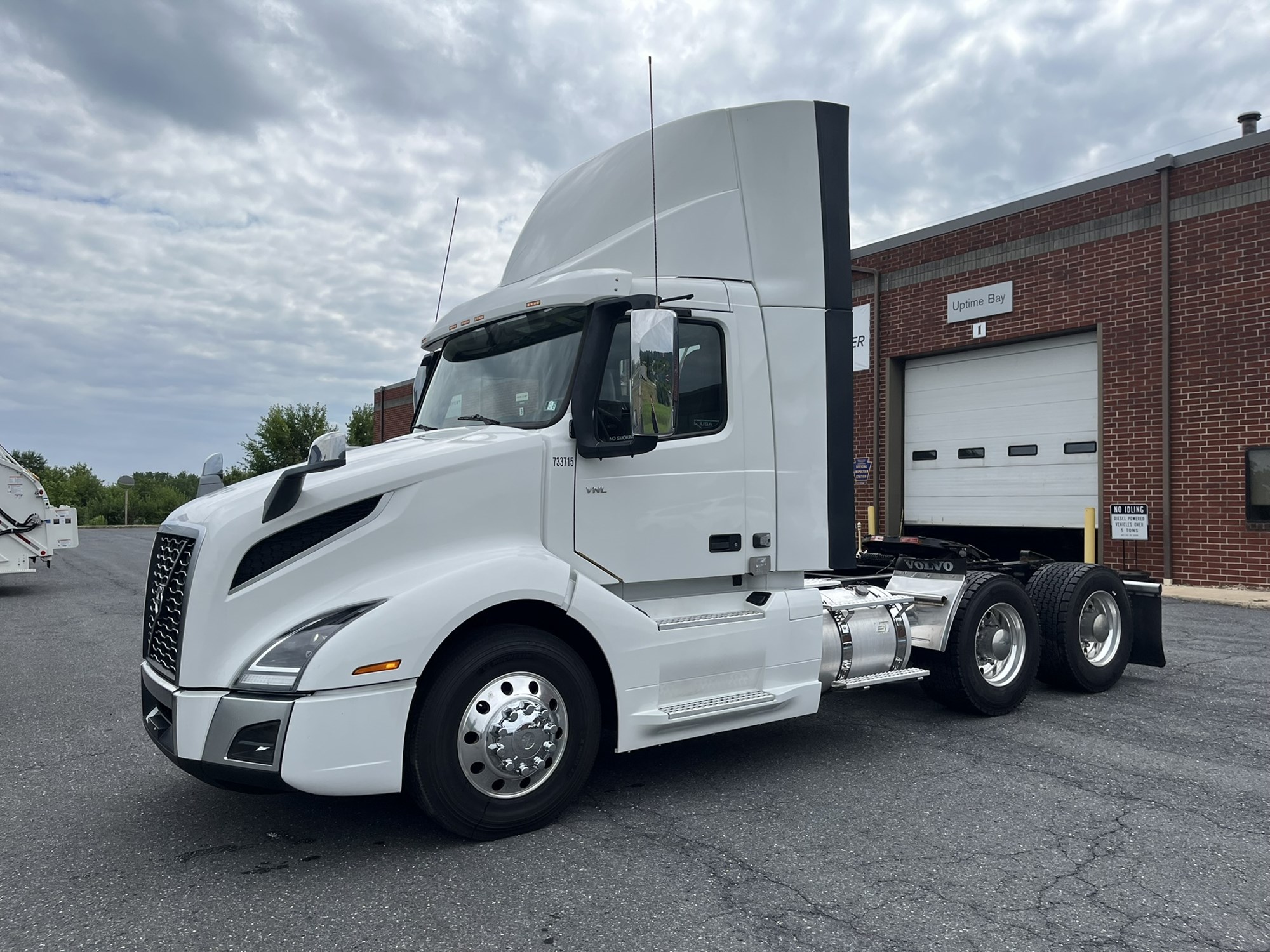 2020 Volvo VNL64T300 - image 1 of 6
