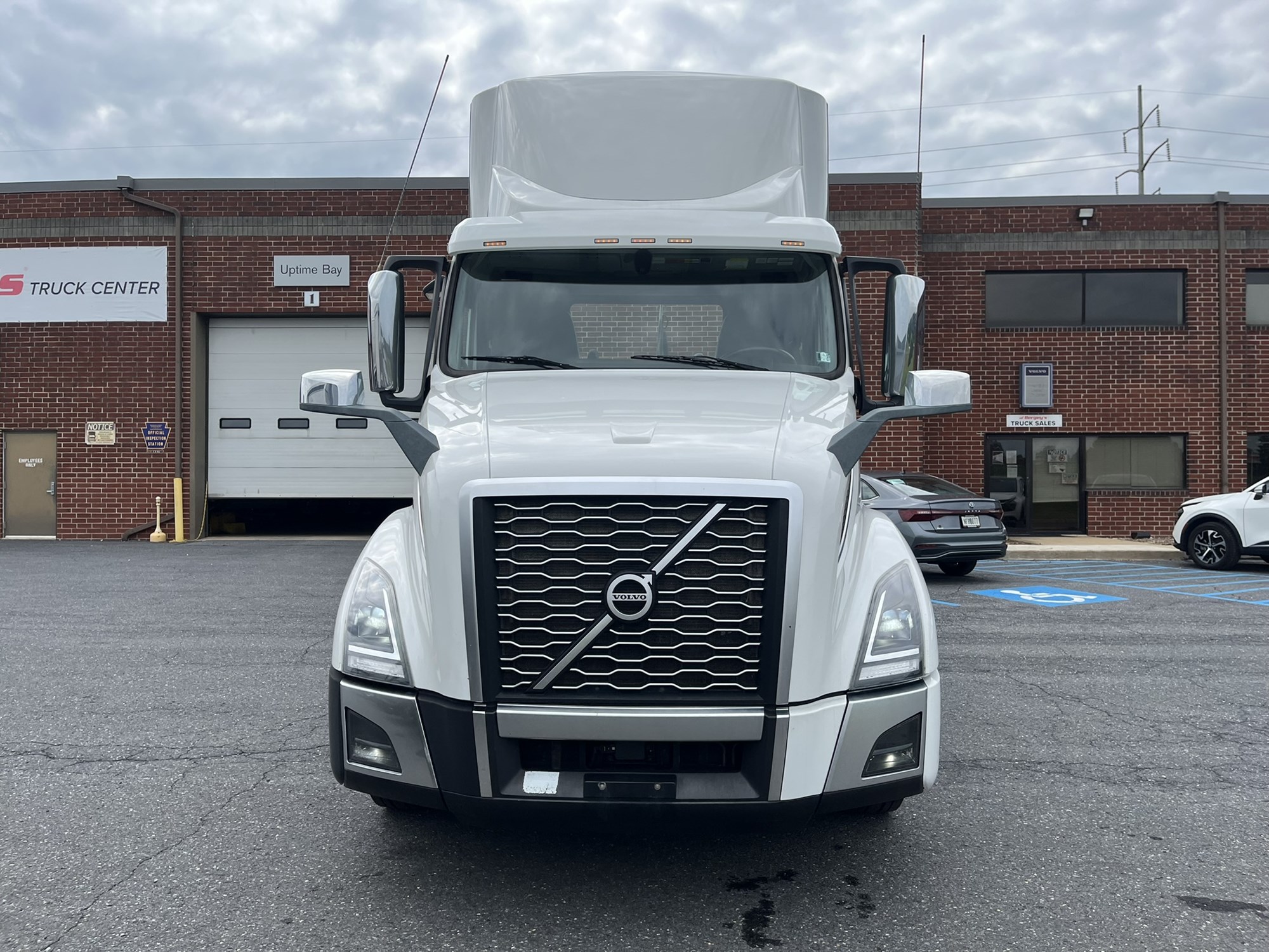 2020 Volvo VNL64T300 - image 2 of 6