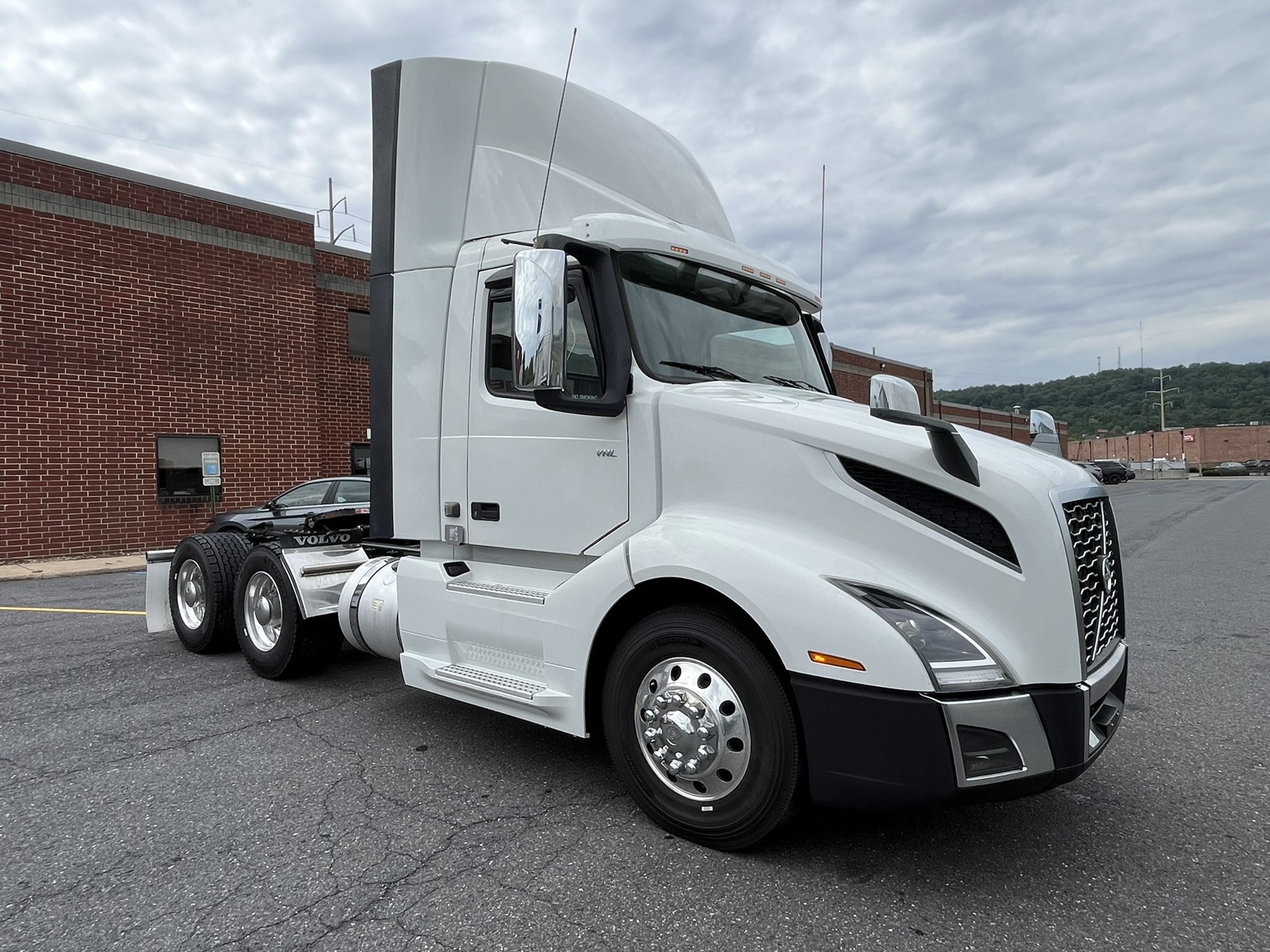 2020 Volvo VNL64T300 - image 3 of 6