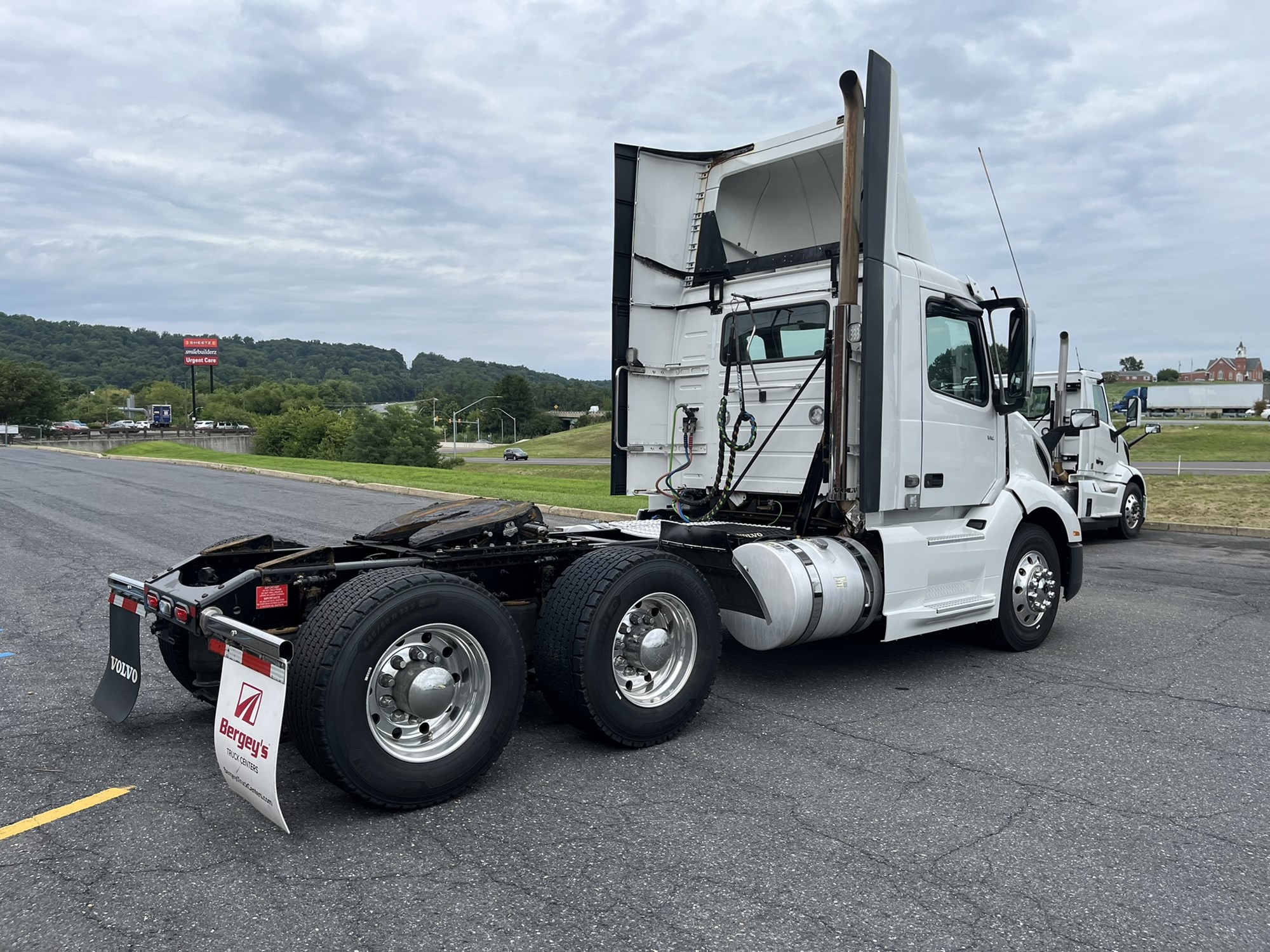 2020 Volvo VNL64T300 - image 4 of 6