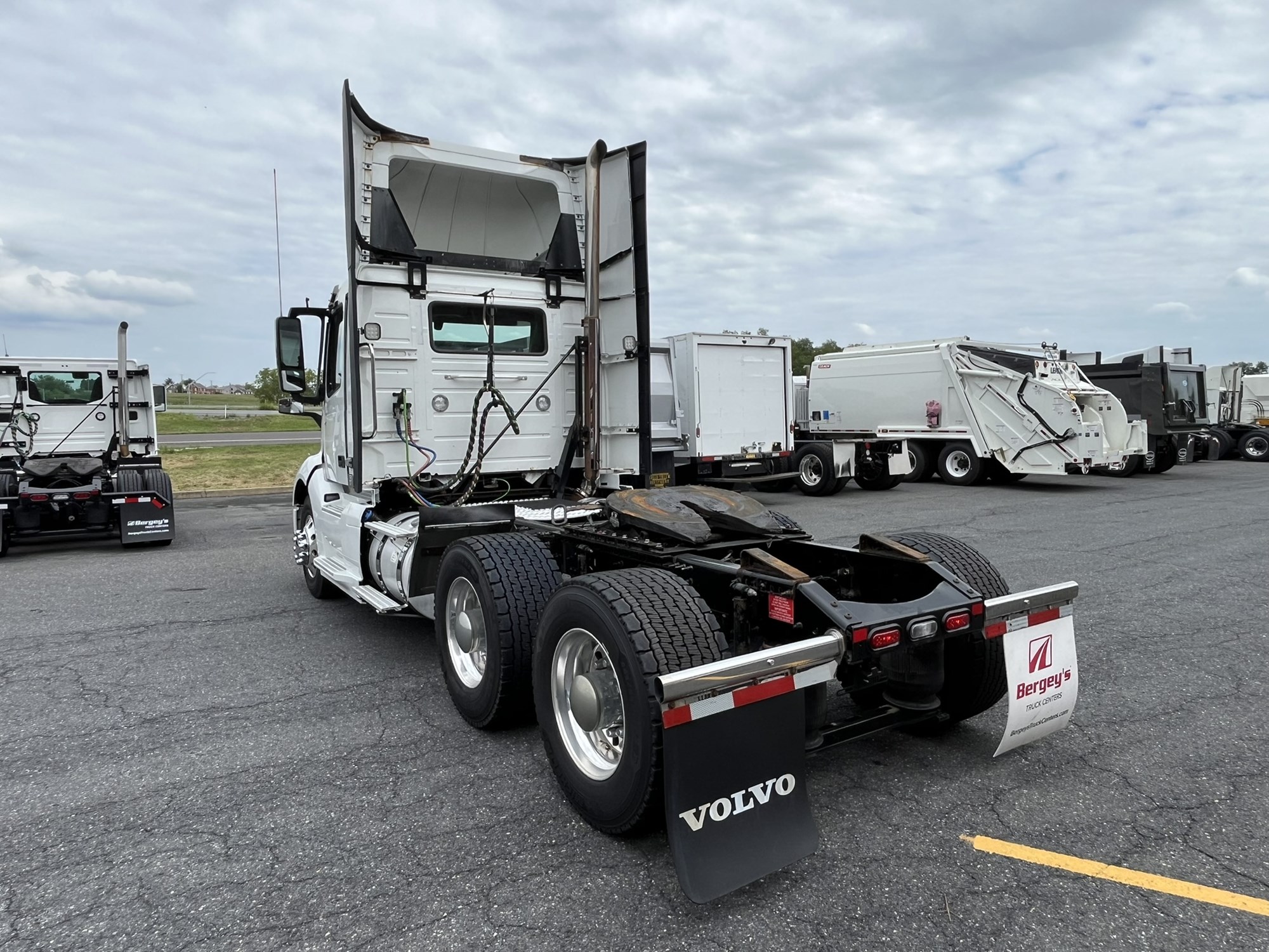 2020 Volvo VNL64T300 - image 6 of 6
