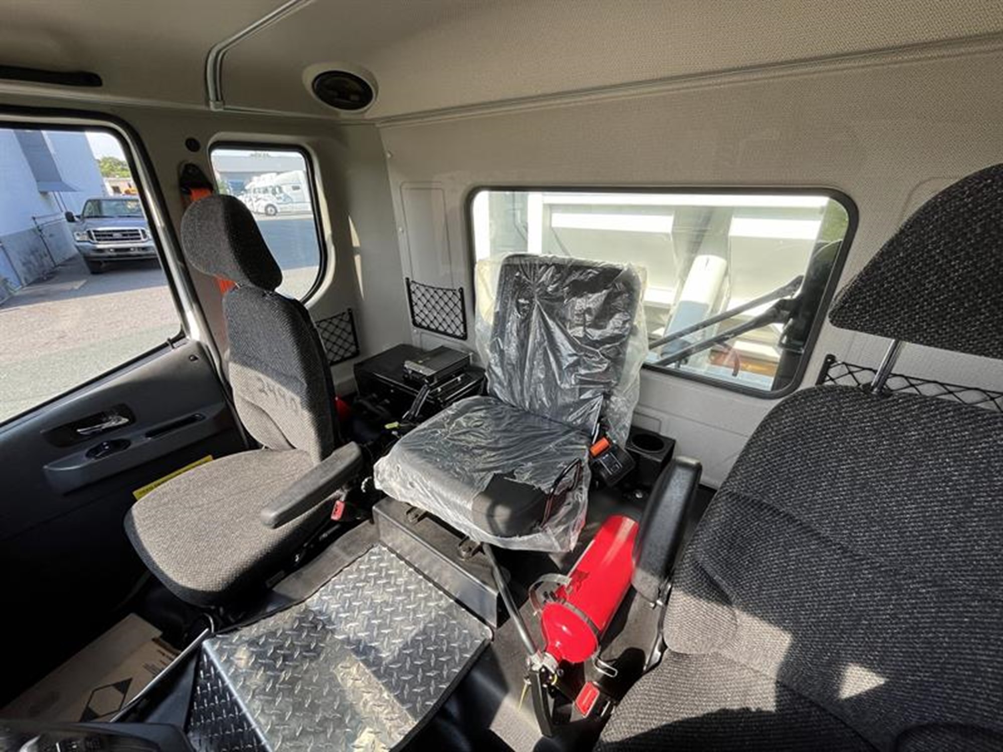 2025 Autocar — photo 2