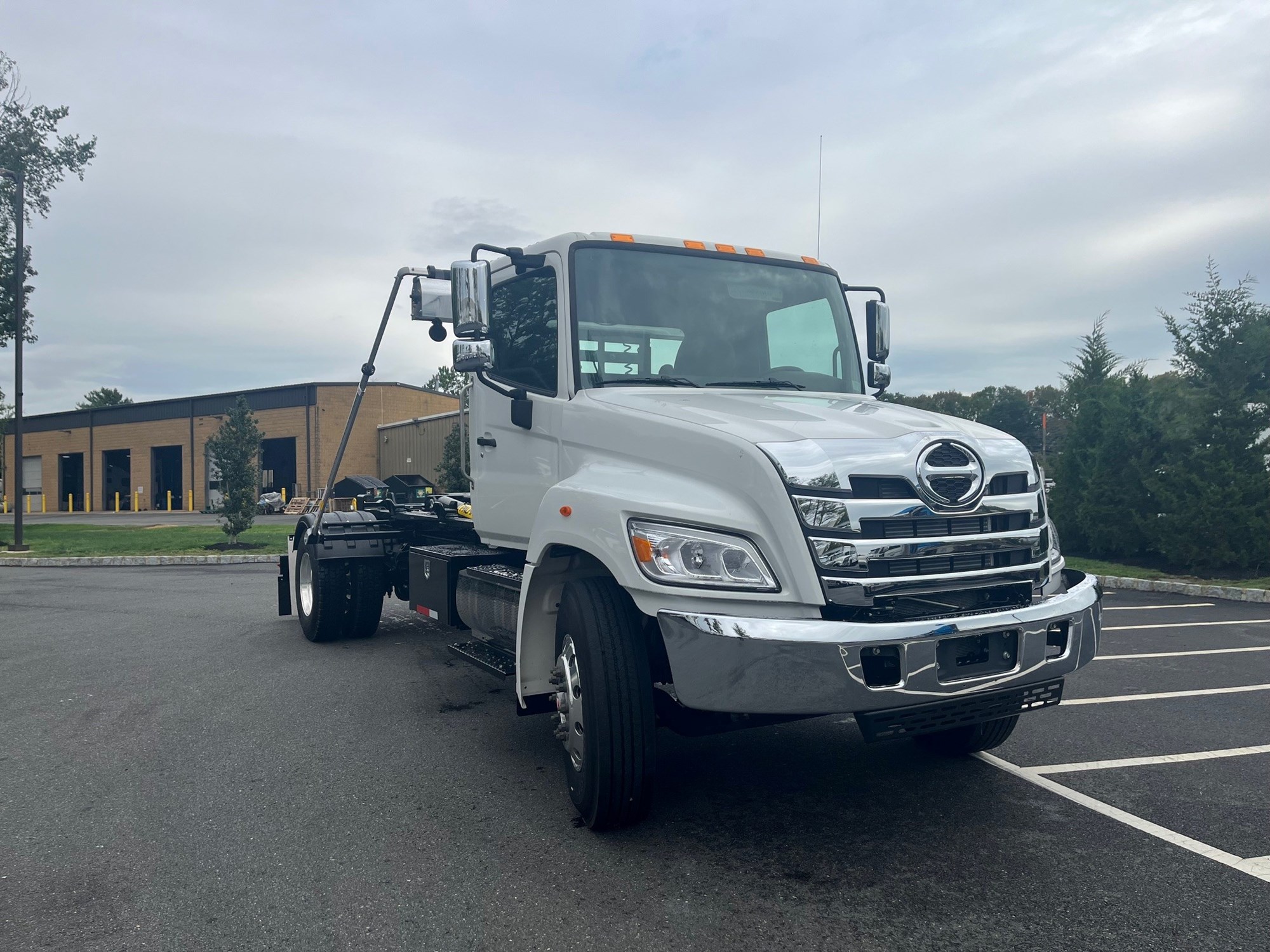 2026 HINO XL8 - image 2 of 4