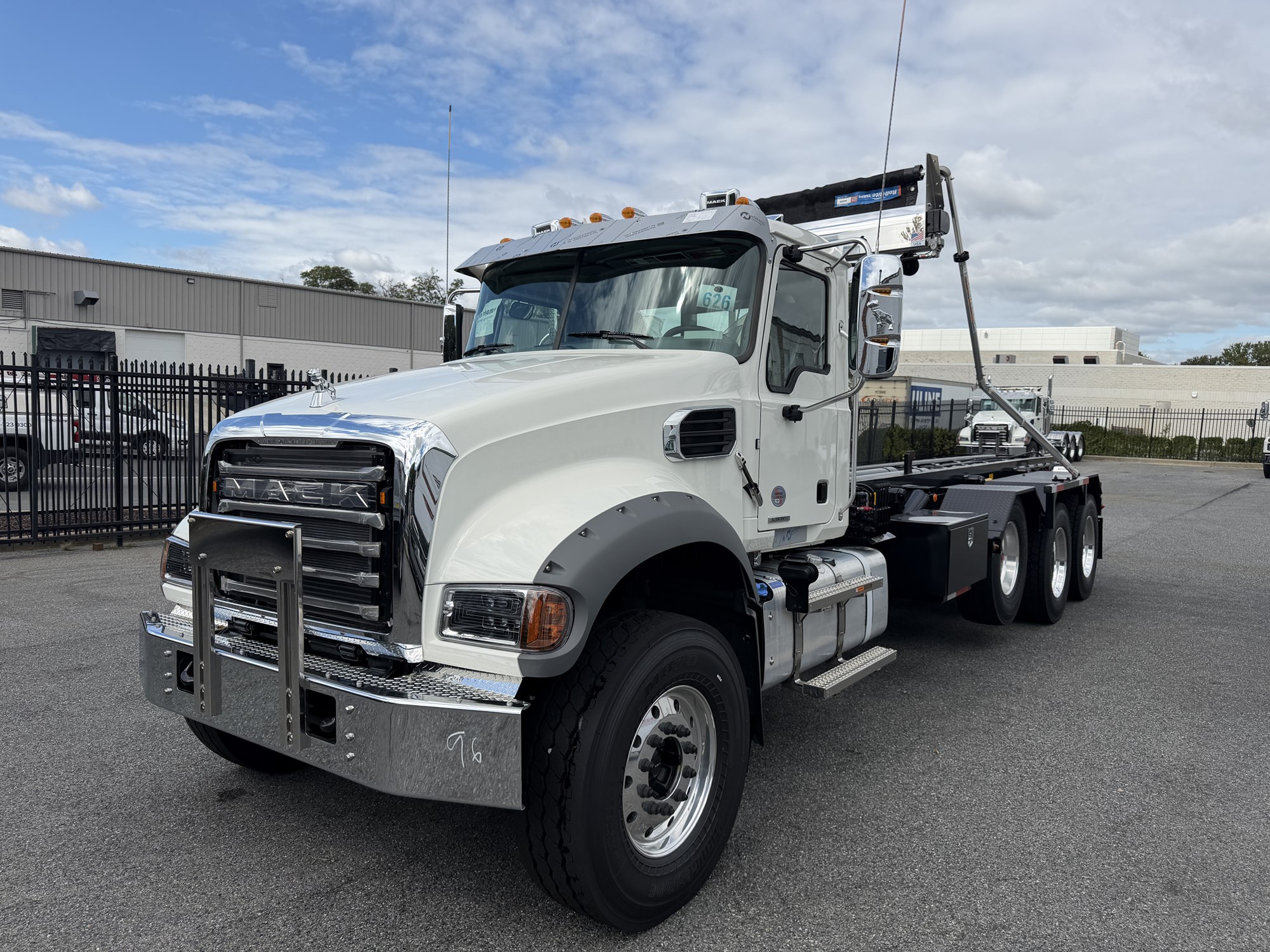 2027 MACK GR64F 2027 MACK GR64F - image 2 of 6