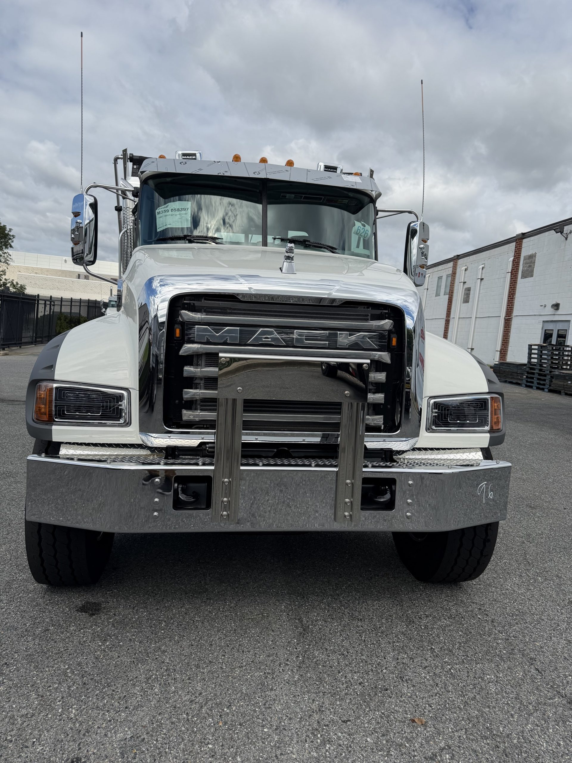 2027 MACK GR64F 2027 MACK GR64F - image 3 of 6