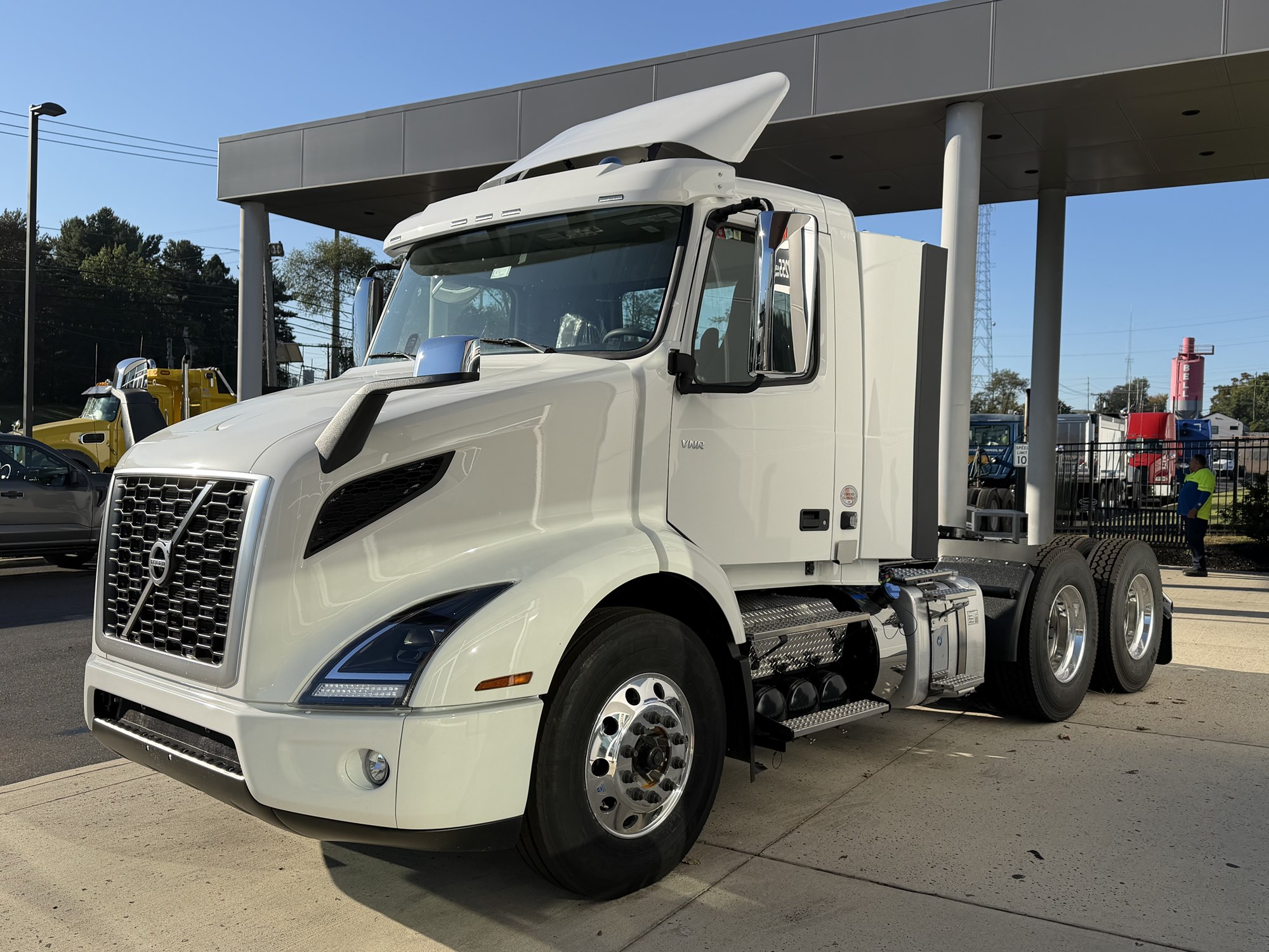 2027 VOLVO VNR64T300 2027 VOLVO VNR64T300 - image 2 of 4