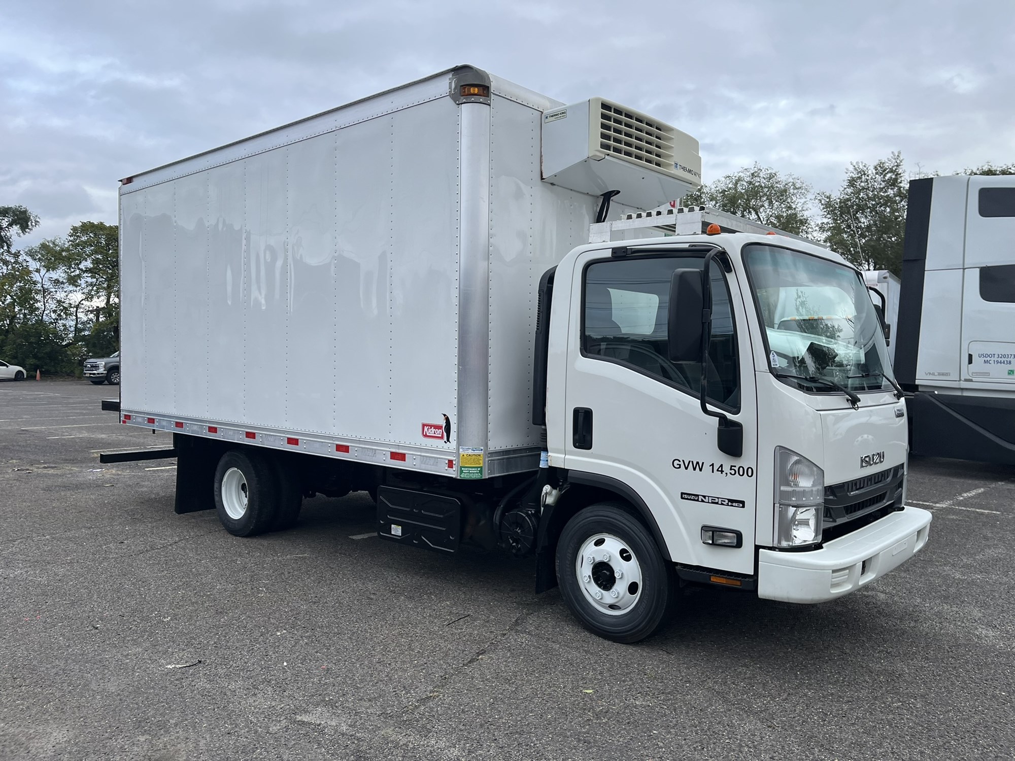 2022 ISUZU NPR - image 3 of 6